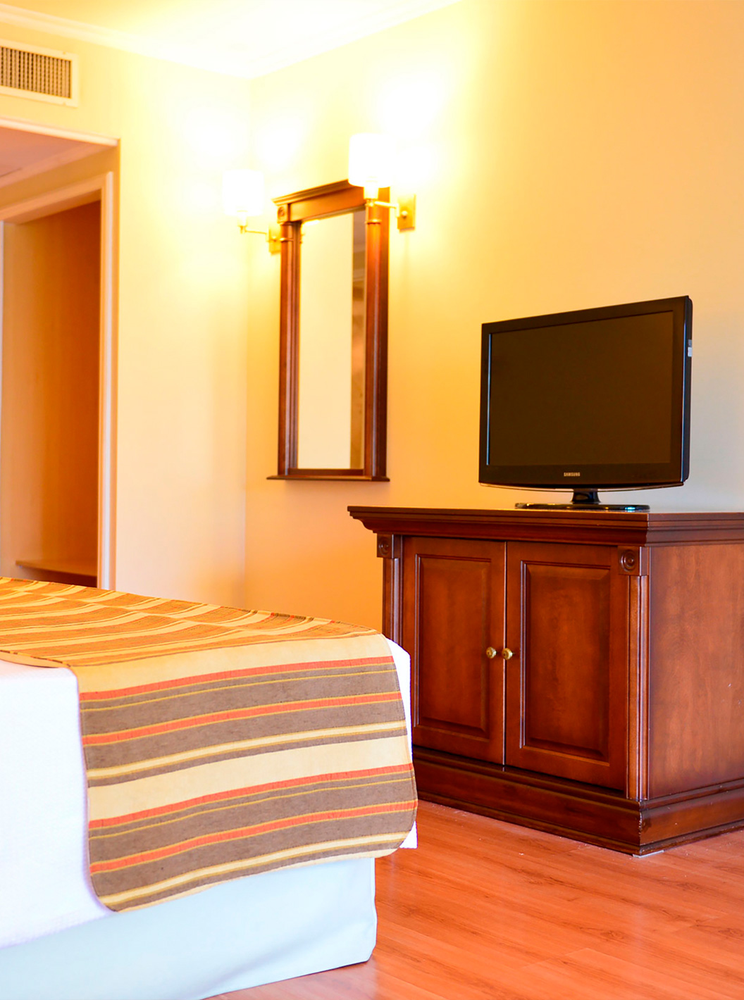 La Chambre Twin Deluxe du Pestana Buenos Aires a une Télévision, Armoire pour les Vêtements et un Miroir