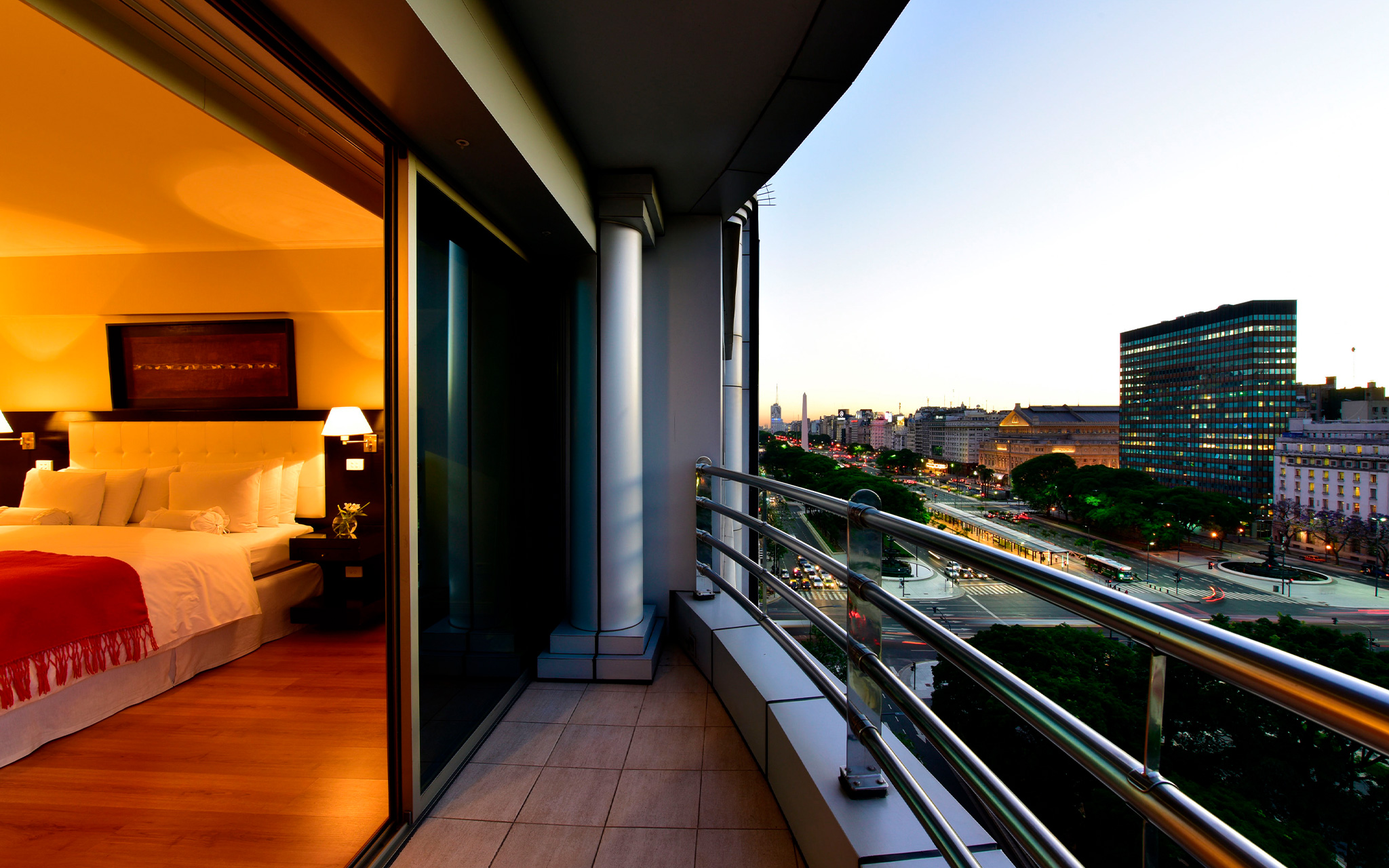Vue panoramique de la terrasse d'une chambre du Pestana Buenos Aires, avec le centre-ville à droite