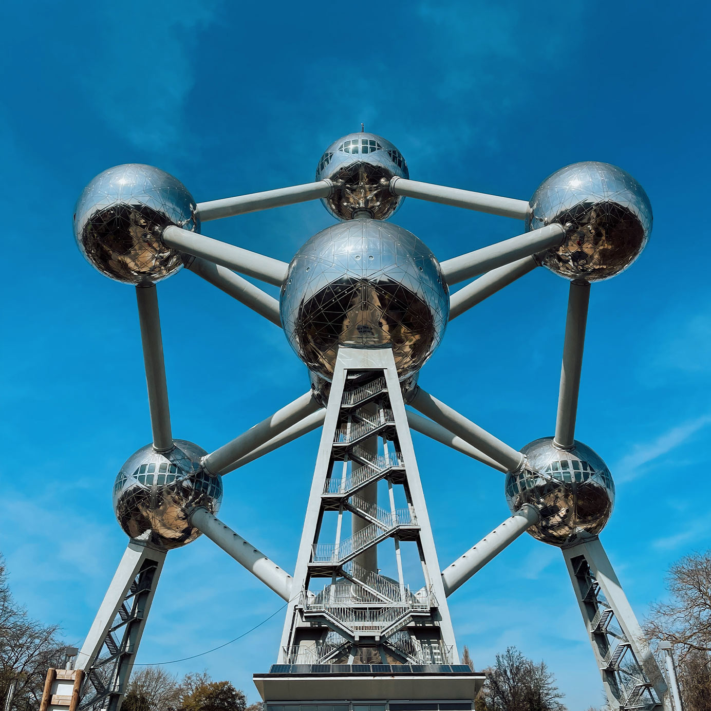 Bâtiment Atomium, Bruxelles Séjournez dans un hôtel Pestana à Bruxelles, en Belgique, et découvrez le célèbre et moderne bâtiment Atomium