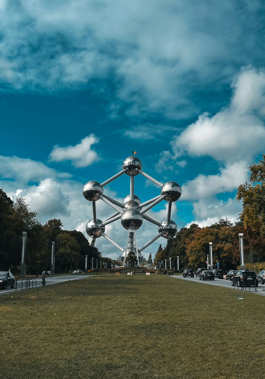 Atomium de Bruxelles près du Pestana Brussels Schuman, Hotel em Bruxelas, na Bélgica sous un ciel nuageux