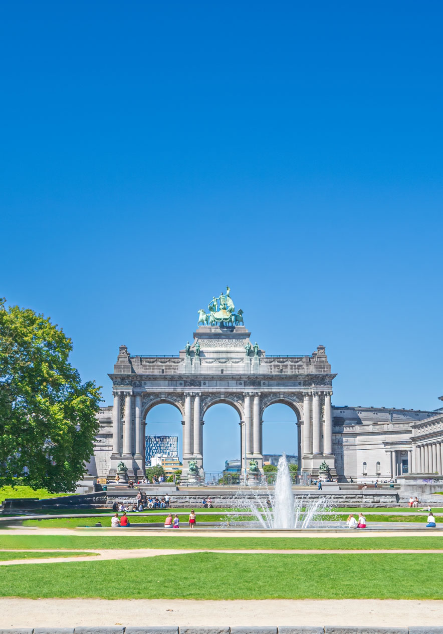 Parc du Cinquantenaire près du Pestana Brussels Schuman, Hotel em Bruxelas, na Bélgica avec arcade et fontaine