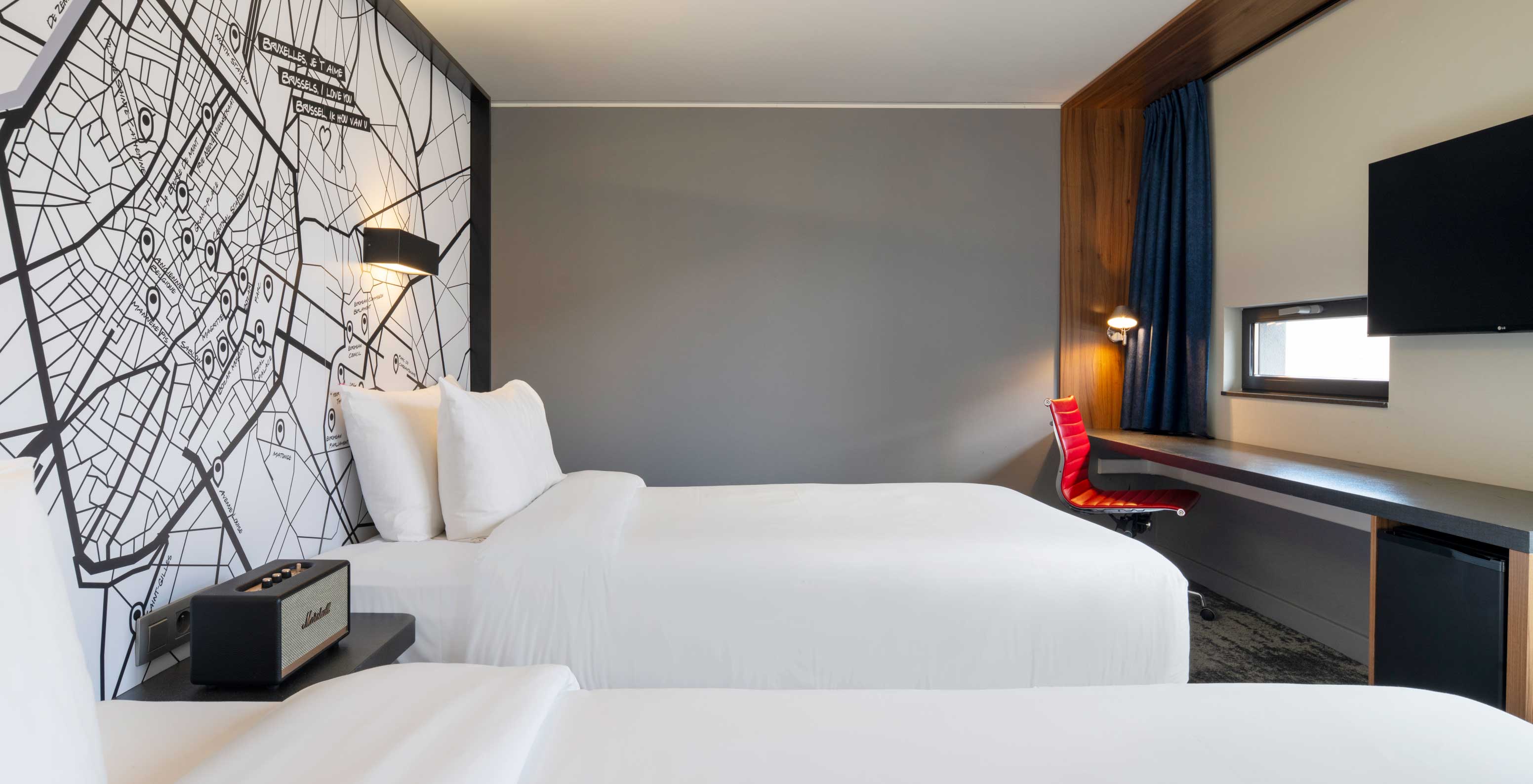 Le Superior Twin du Pestana Brussels Schuman dispose de deux lits simples, d'une télévision murale et d'un bureau