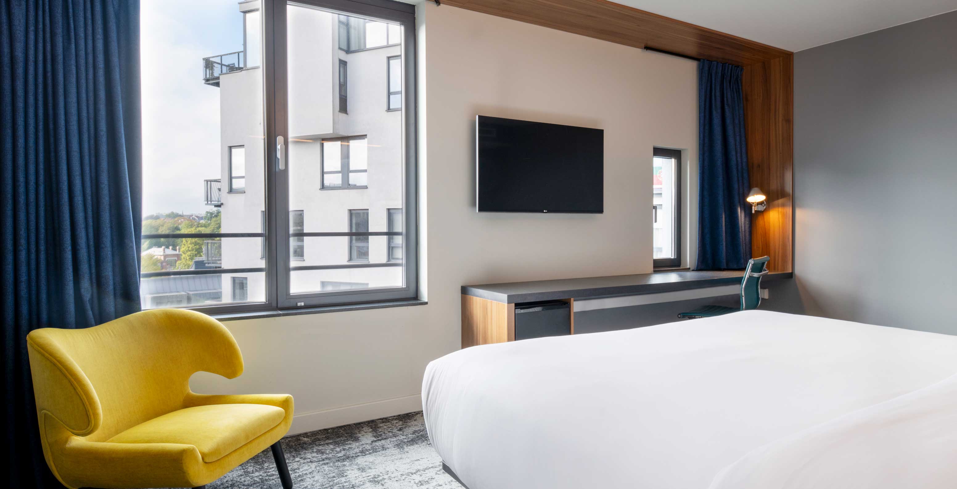 Le Standard King du Pestana Brussels Schuman dispose d'un lit double, de deux fenêtres et d'une télévision murale