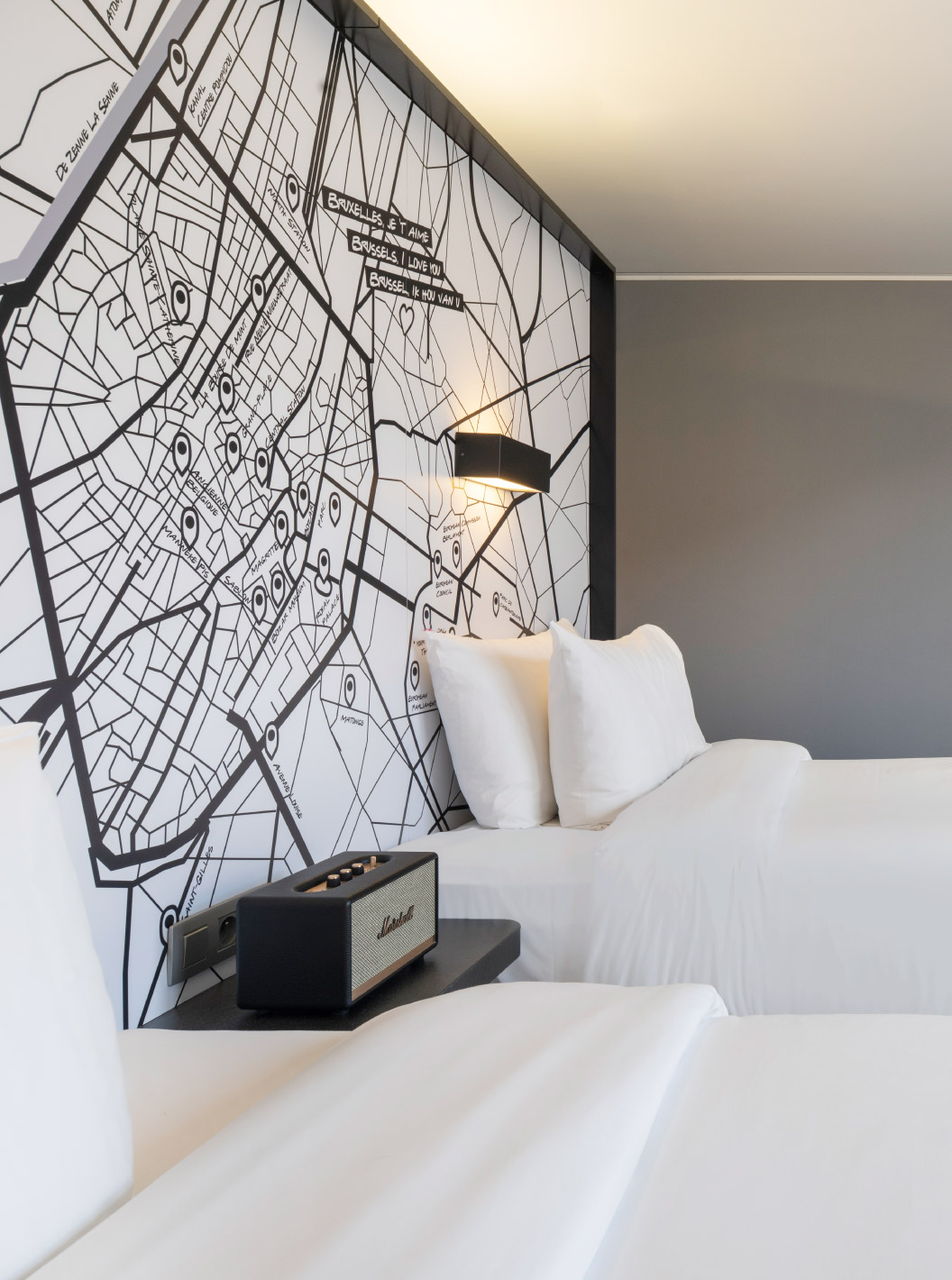 Le Superior Twin du Pestana Brussels Schuman dispose de deux lits simples, d'une télévision murale et d'un bureau