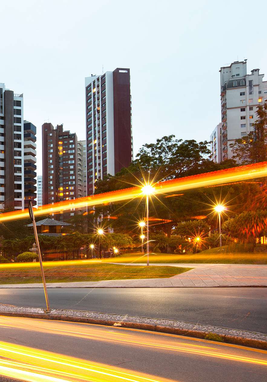 Quartier de Batel près du Pestana Curitiba, Hotel em Curitiba, no Brasil, avec gratte-ciel et traînées lumineuses