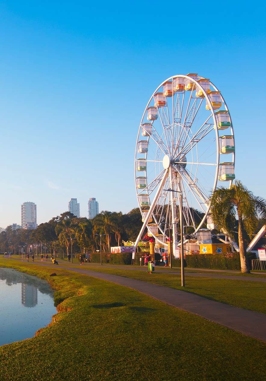 Grande roue du parc Barigui près du Pestana Curitiba, Hotel em Curitiba, no Brasil au bord du lac et des allées verdoyantes