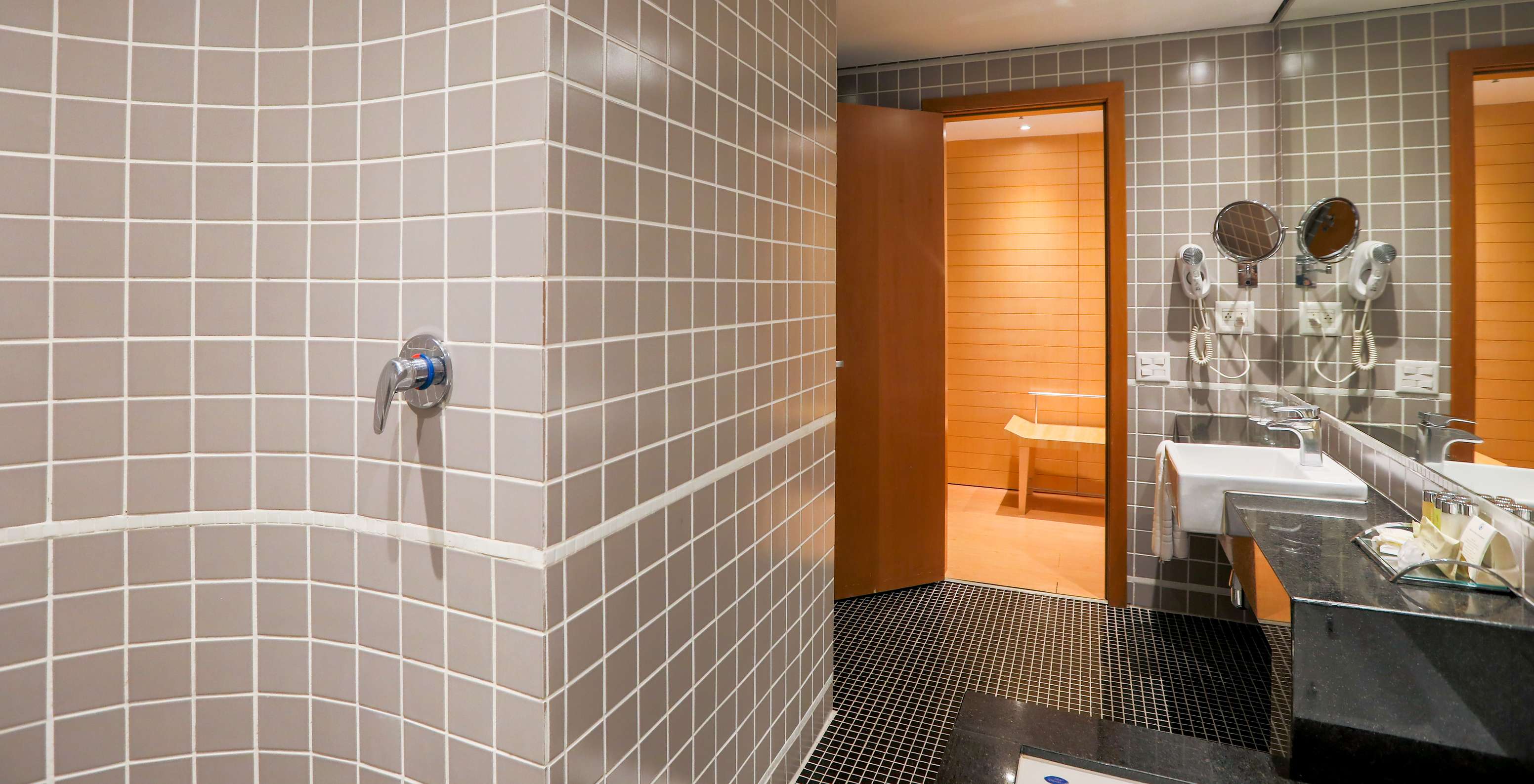 La Suite Master du Pestana Curitiba a une baignoire à hydromassage parfaite pour se détendre avec un bain relaxant