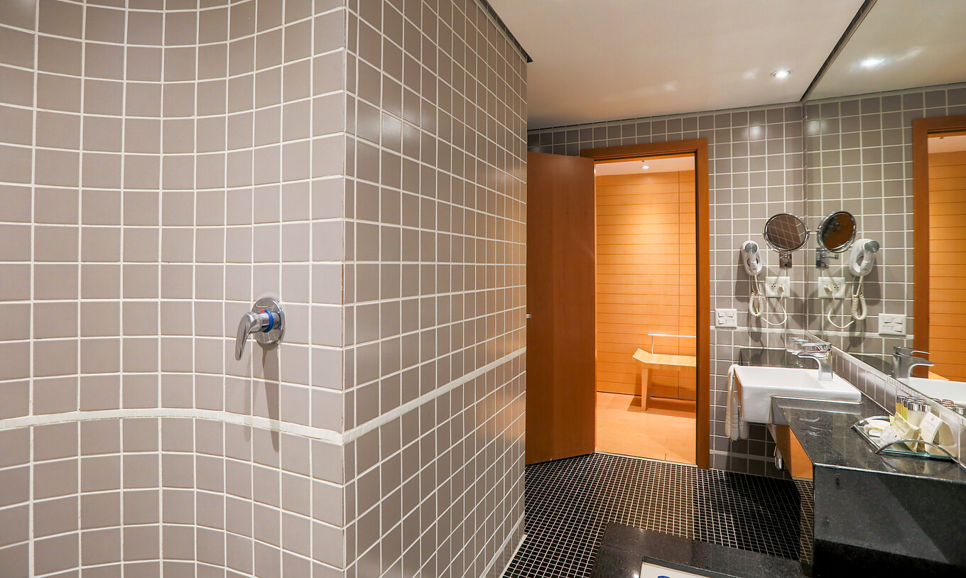 La King Master Suite du Pestana Curitiba a une baignoire à hydromassage parfaite pour se détendre avec un bain relaxant