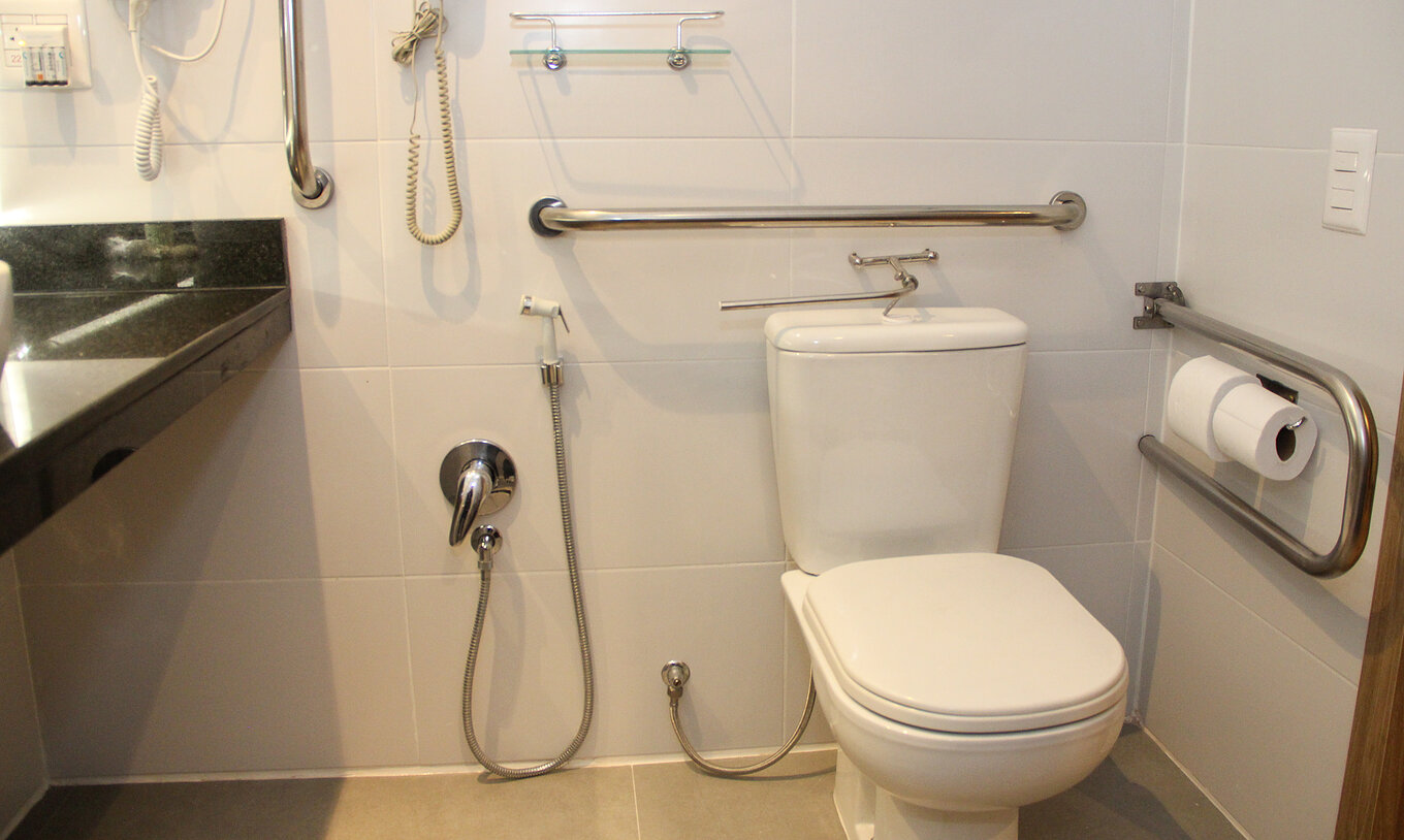 Le Superior Semi Adapté du Pestana Curitiba a une salle de bain avec toilettes adaptées pour personnes à mobilité réduite