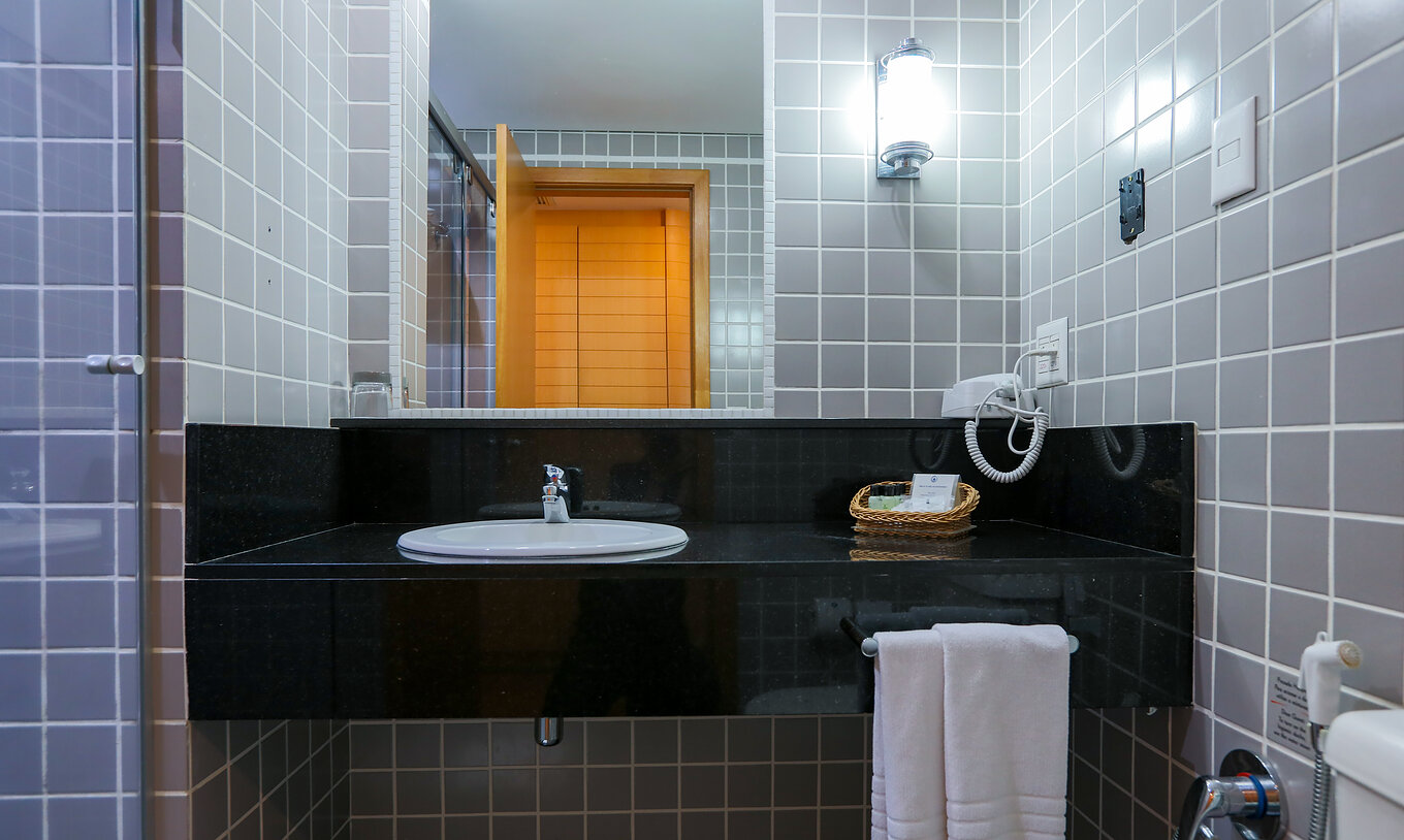 Le Twin Luxe Corner du Pestana Curitiba a une salle de bain avec baignoire, meuble avec lavabo et toilettes avec douche