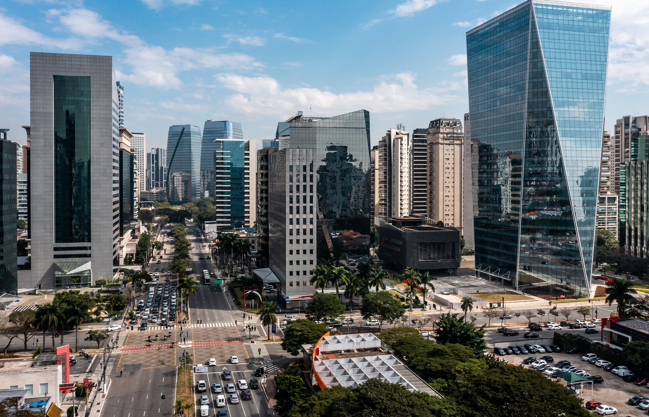 Vue sur Vila Olímpia, un quartier noble de la zone Ouest de São Paulo, avec plusieurs bâtiments miroirs
