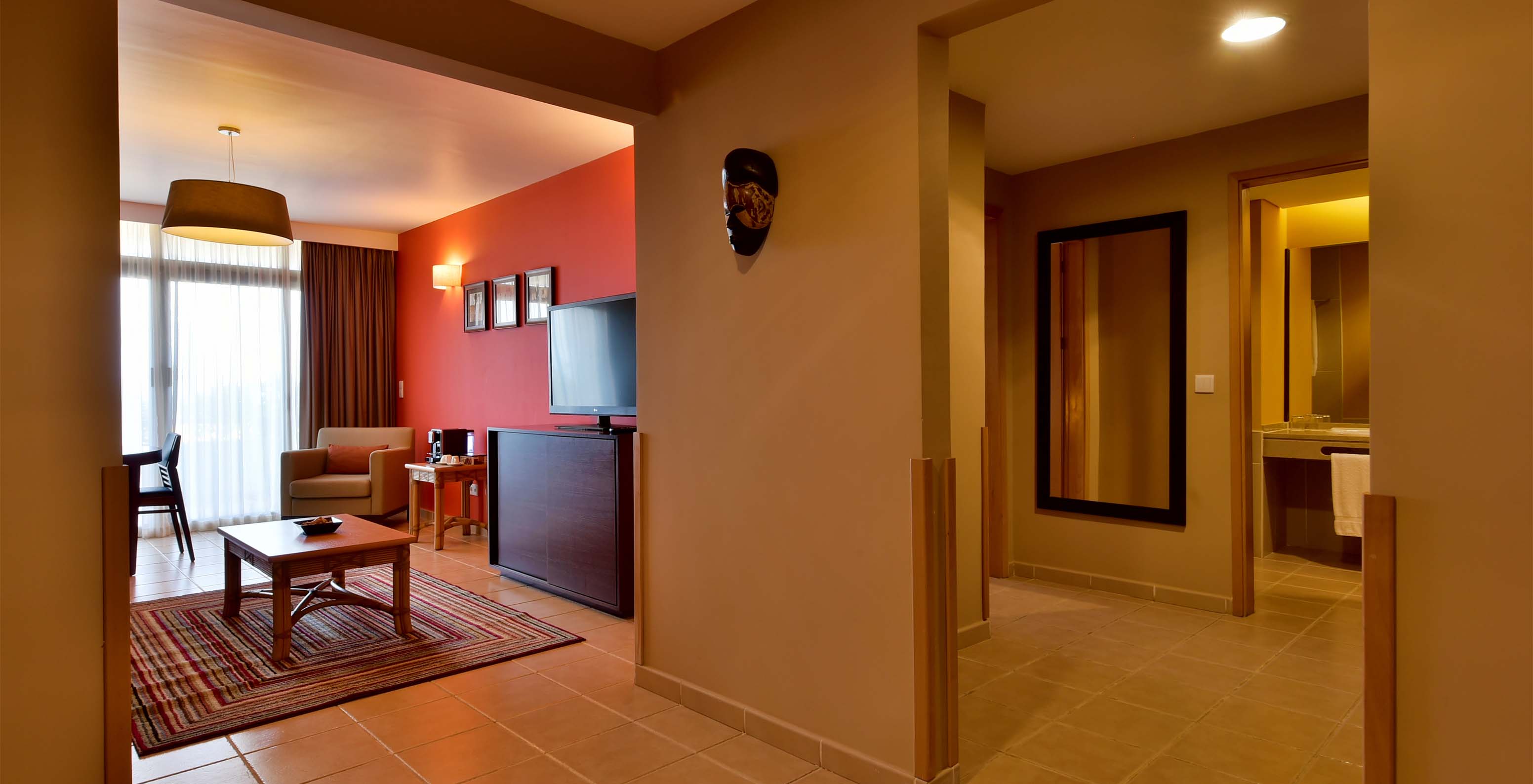 La Suite du Pestana Tropico comprend un salon avec télévision et une salle de bain