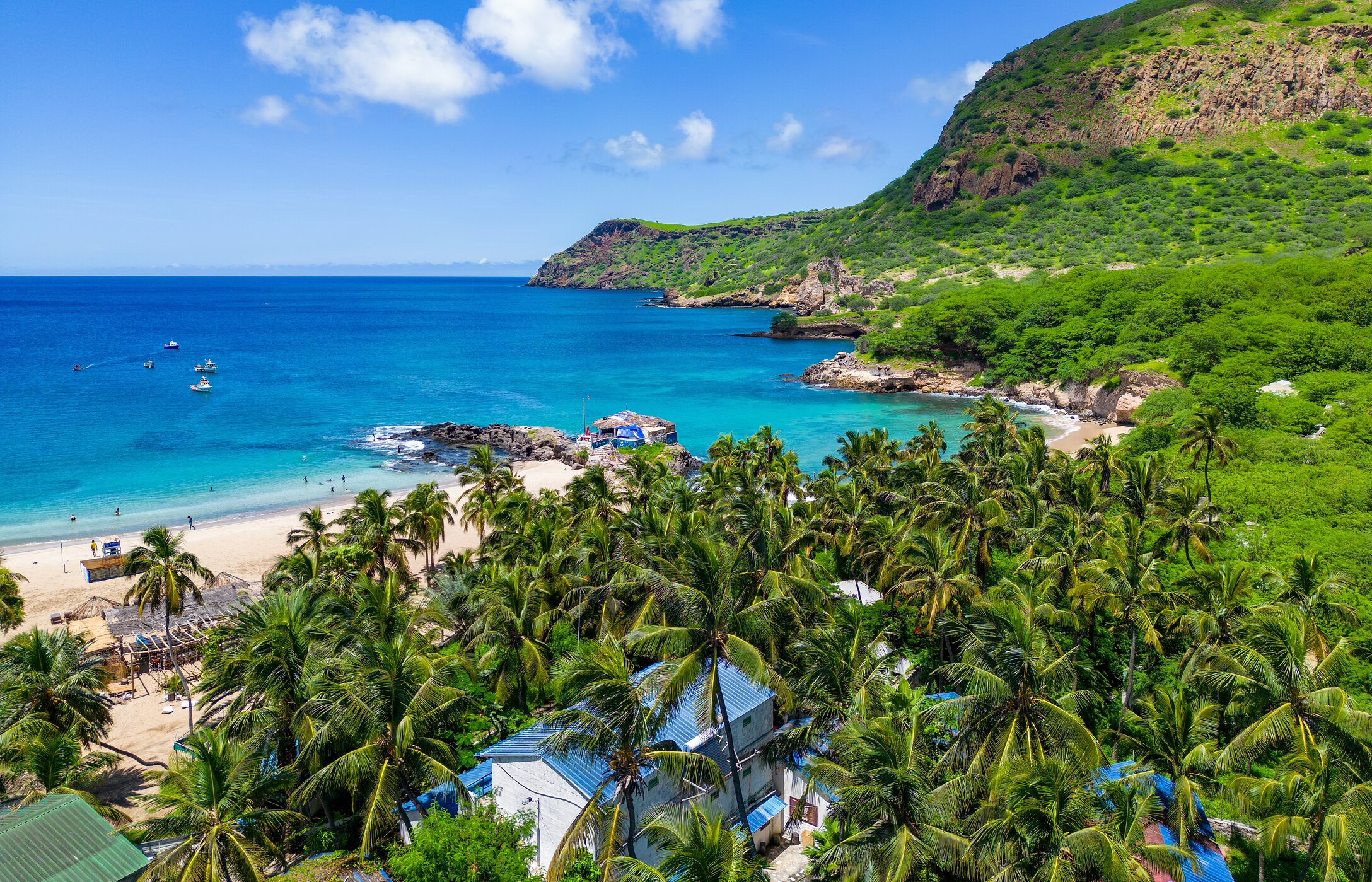 La plage de Tarrafal, avec ses palmiers et ses eaux cristallines, est une destination incontournable au Cap-Vert