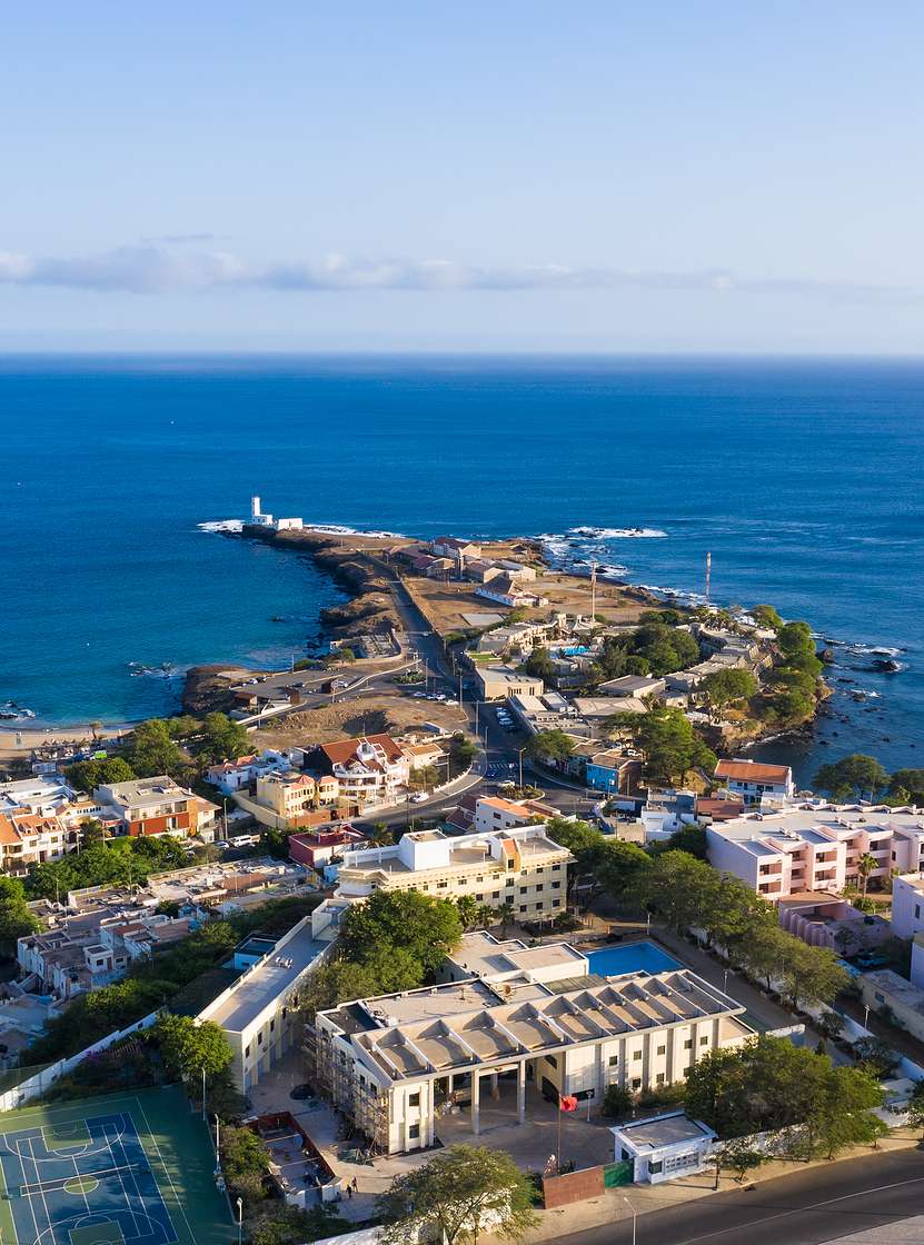 Vue aérienne sur la vibrante capitale du Cap-Vert, la ville de Praia, qui enchante avec ses plages éblouissantes