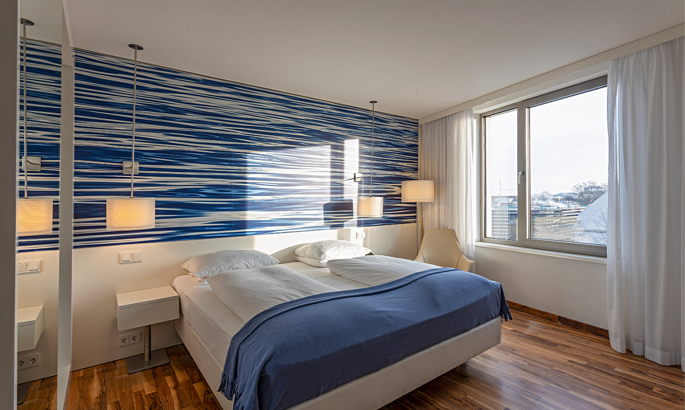 La Chambre Deluxe du Pestana Berlin Tiergarten a un Lit Double et une Fenêtre avec Vue sur la Ville