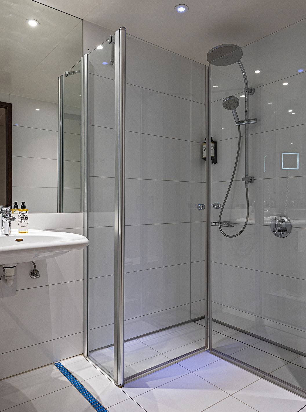 La Chambre Deluxe avec Terrasse du Pestana Berlin Tiergarten a une Salle de Bain avec Douche, un Lavabo et un Miroir