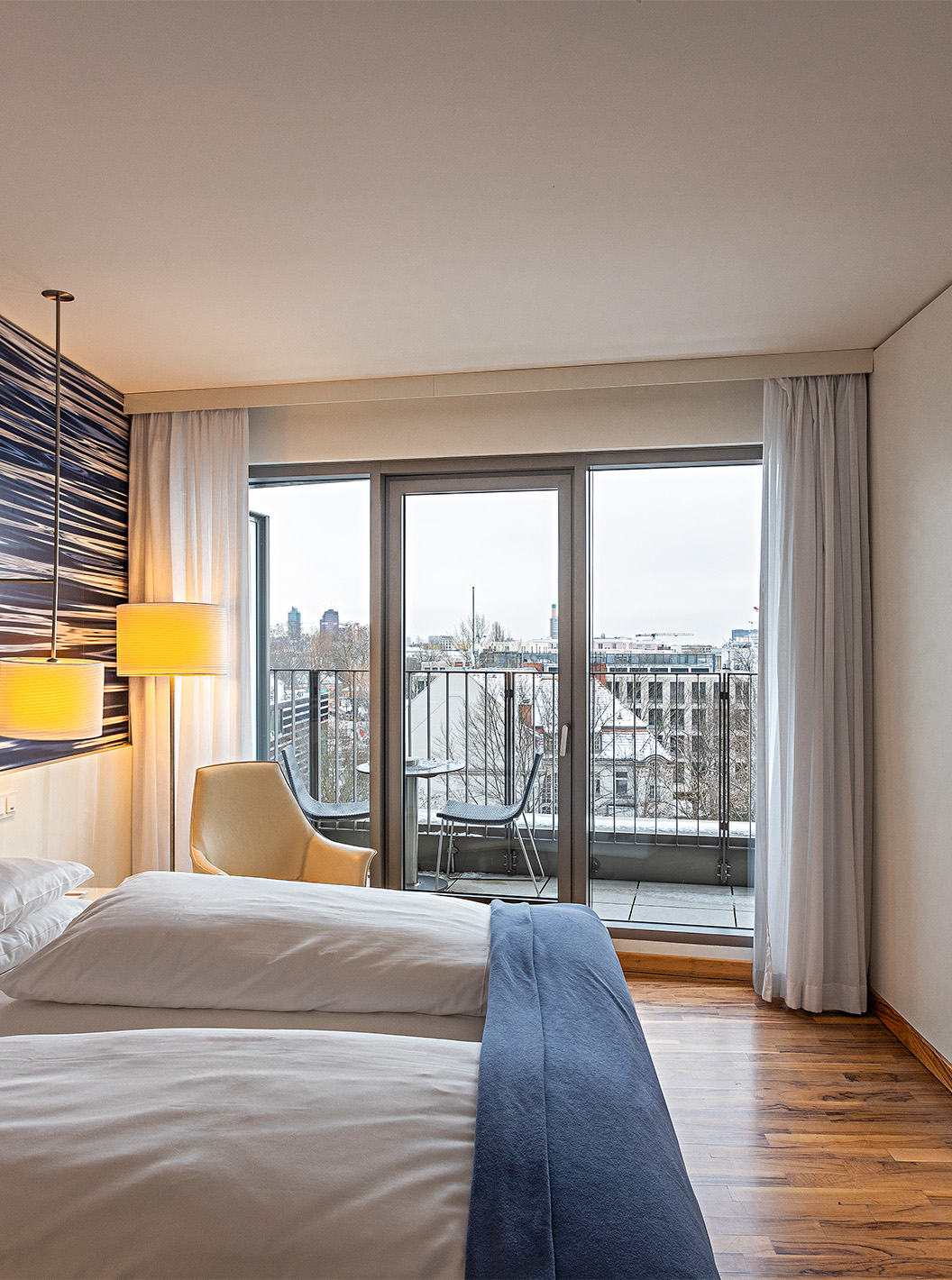 La Chambre Premium avec Balcon du Pestana Berlin Tiergarten a une Télévision, Balcon avec Vue sur la Ville, et un Fauteuil