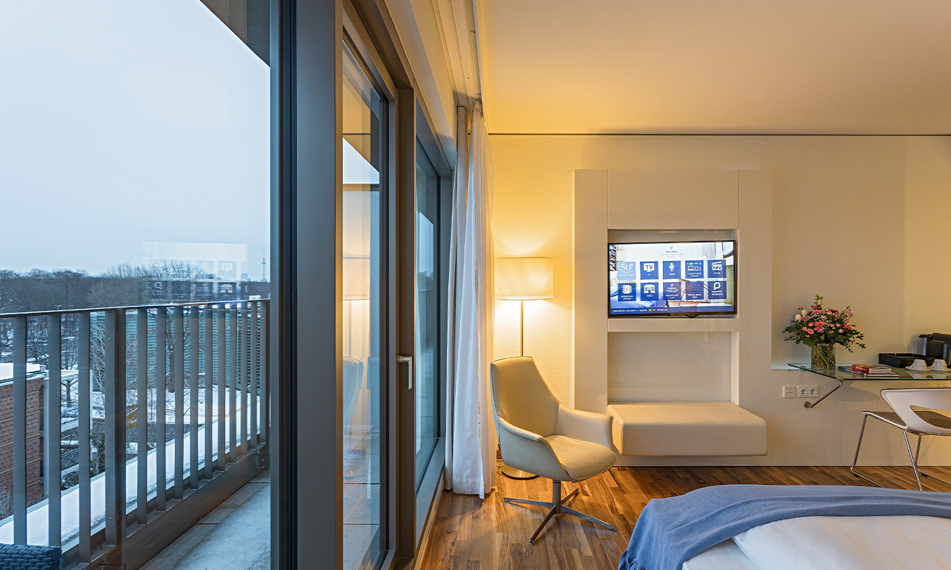 La Chambre Premium avec Balcon et Vue du Pestana Berlin Tiergarten a une Télévision, Balcon avec Vue, et un Fauteuil