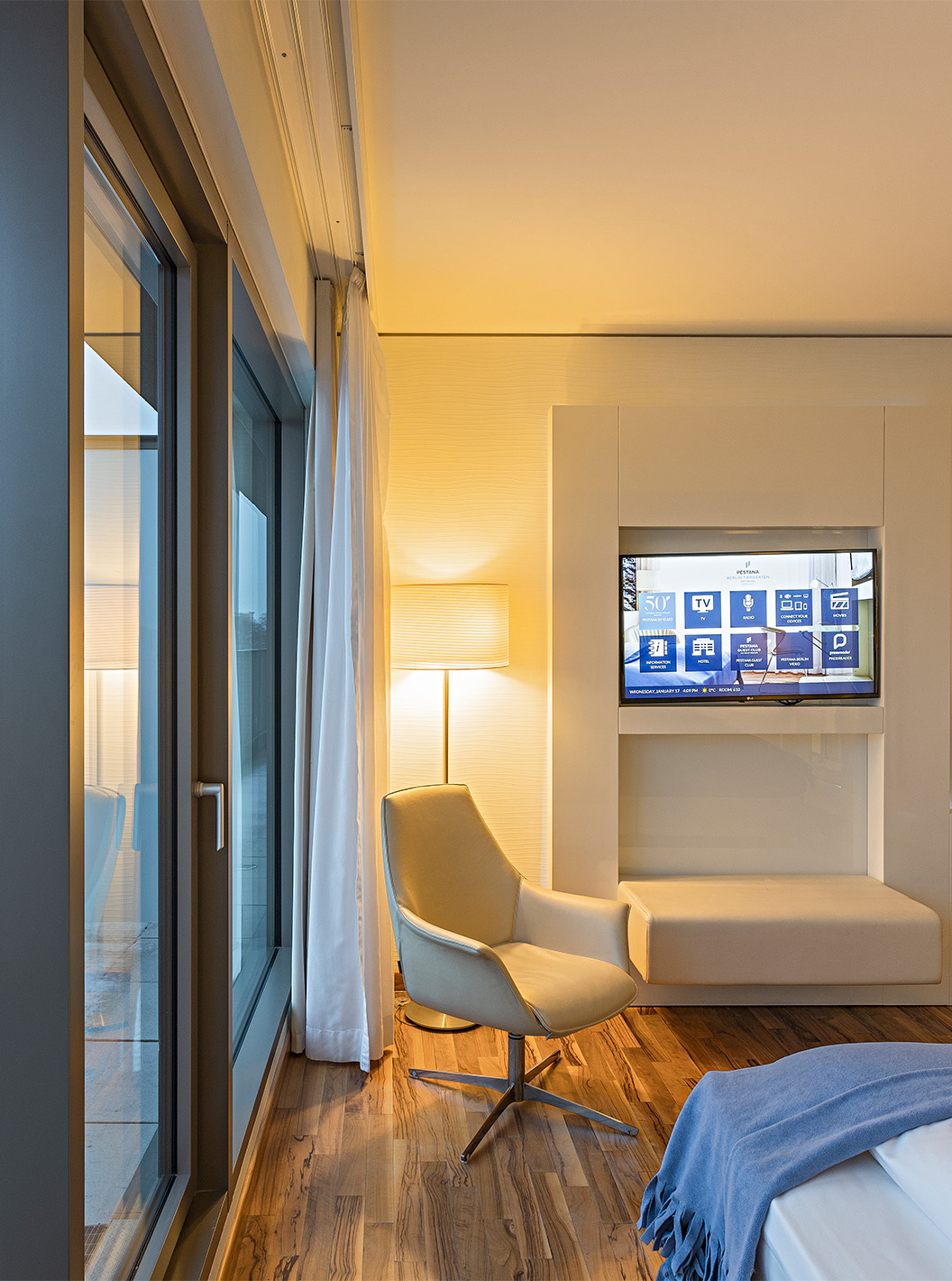 La Chambre Premium avec Balcon et Vue du Pestana Berlin Tiergarten a une Télévision, Balcon avec Vue, et un Fauteuil