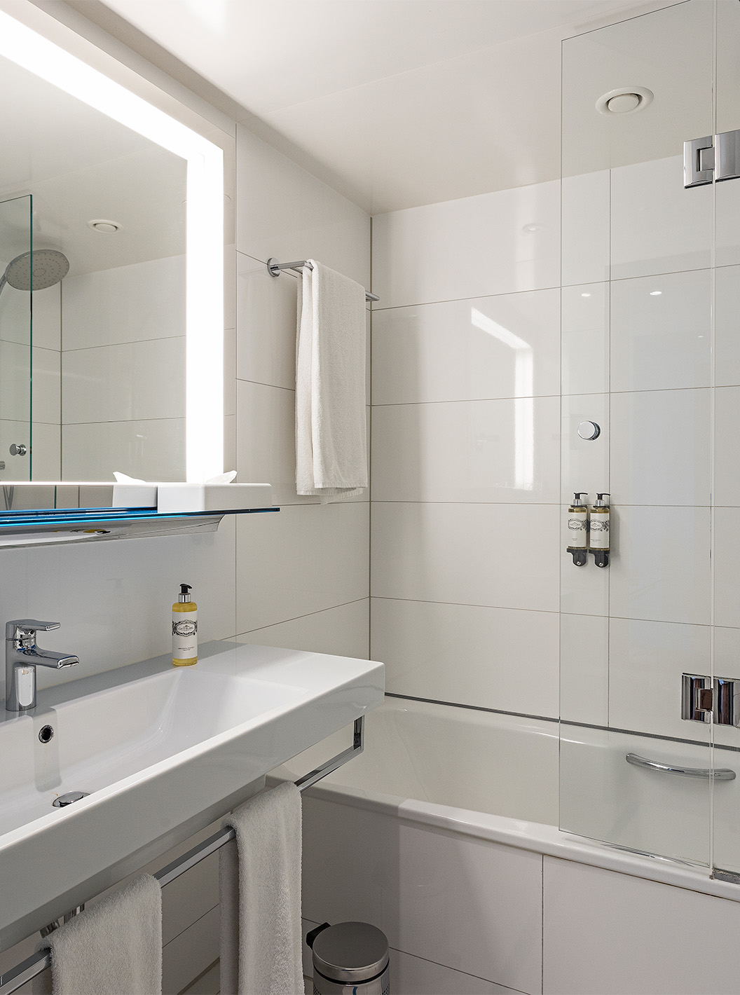 La Chambre Premium avec Balcon Panoramique du Pestana Berlin Tiergarten a Baignoire et Douche, et Lavabo avec Miroir