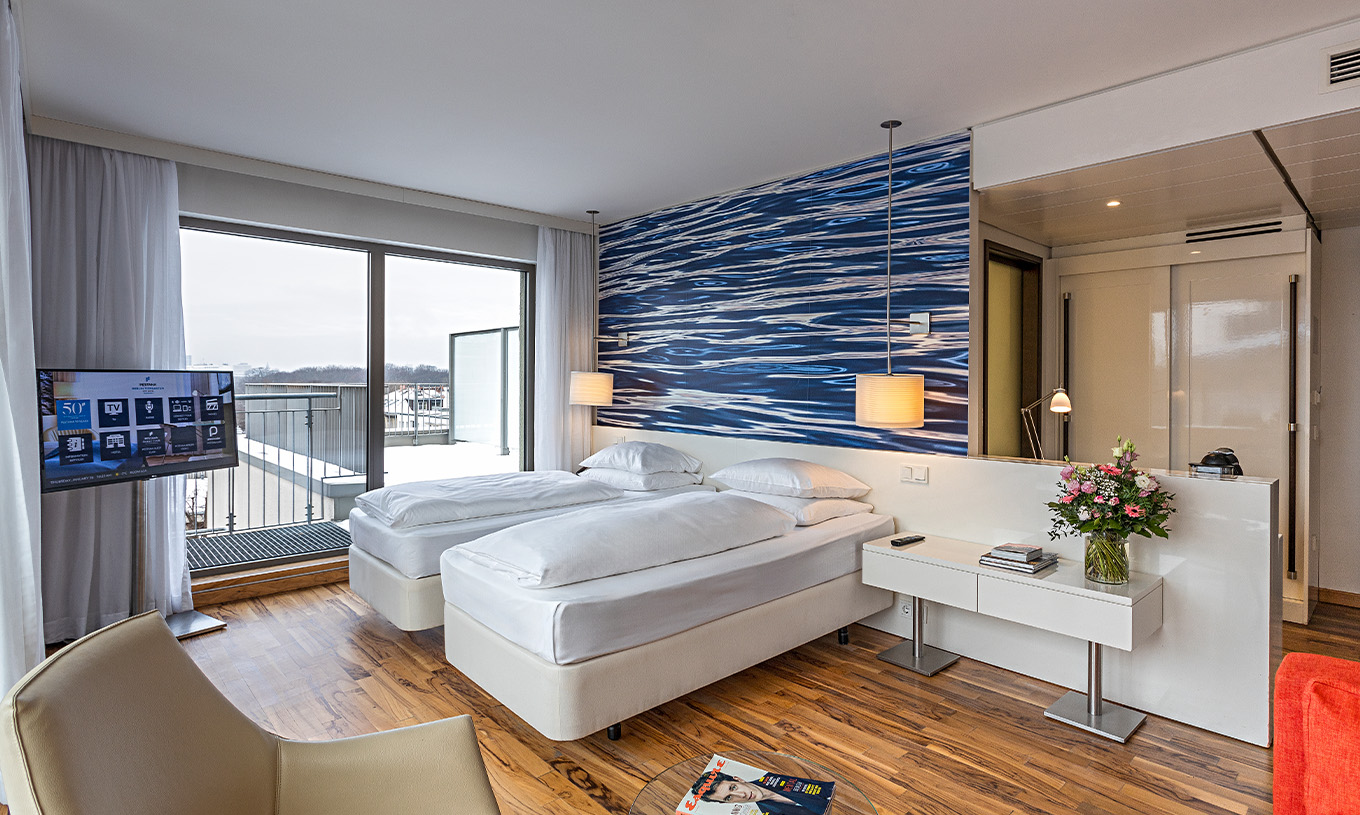 La Chambre Premium avec Balcon Panoramique du Pestana Berlin Tiergarten a Deux Lits Simples, Télévision et Balcon