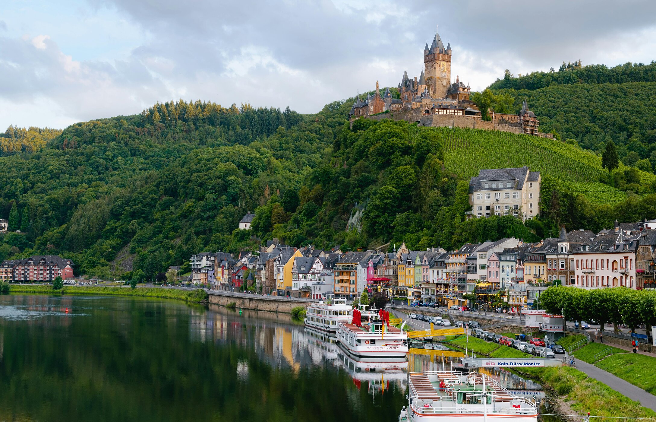 La charmante ville de Cochem, Allemagne, avec son château sur la colline et ses maisons colorées au bord de la rivière