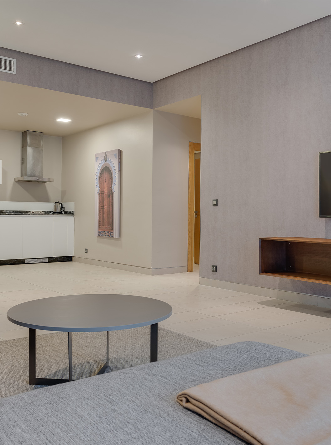 La Suite Familiale Premium du Pestana Casablanca a un canapé confortable avec chaise longue, une télévision et kitchenette