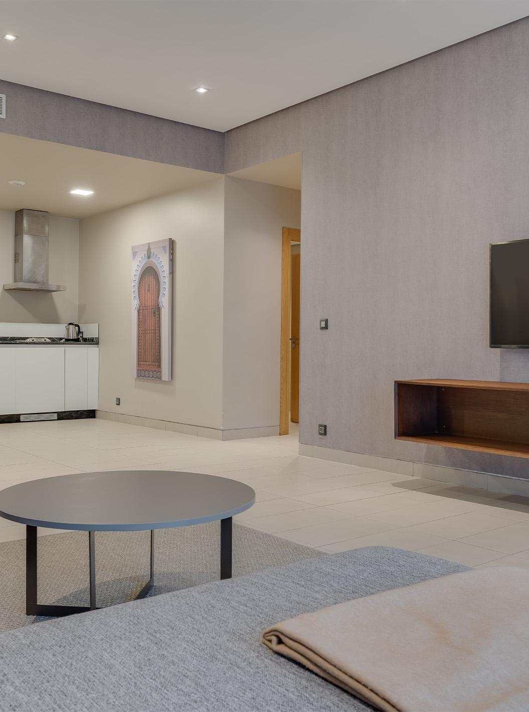 La Suite Familiale du Pestana Casablanca a un salon spacieux avec canapé, tv satellite, une table à manger et une kitchenette