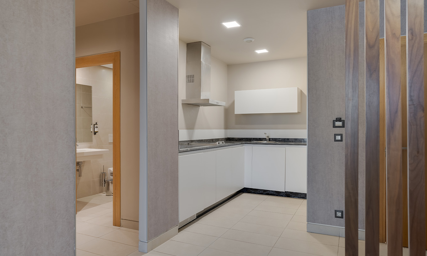 La Suite Présientielle du Pestana Casablanca a une chambre avec un lit double et une salle de bain avec baignoire