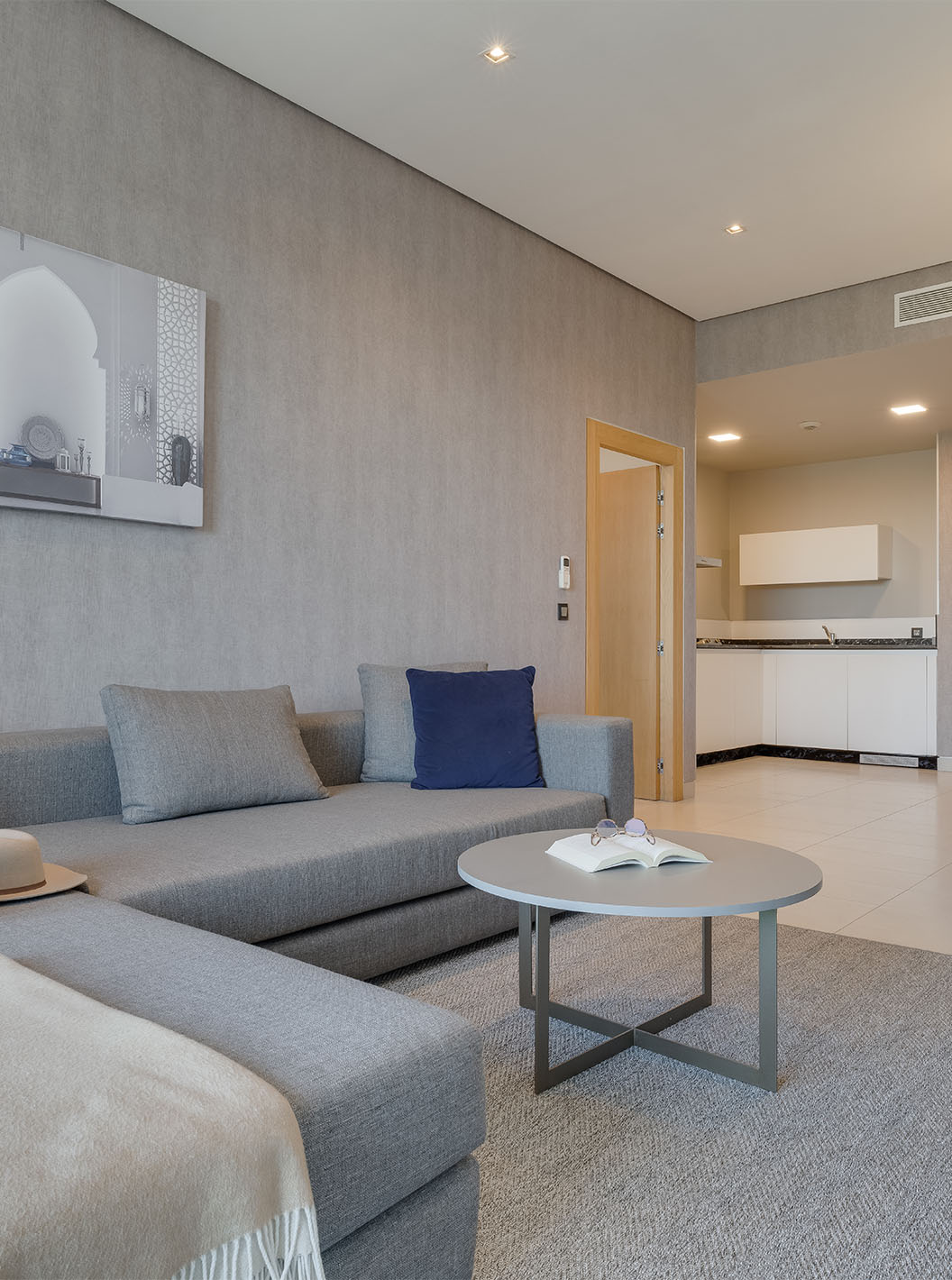 La Suite Premium du Pestana Casablanca a un canapé confortable avec chaise longue et une kitchenette