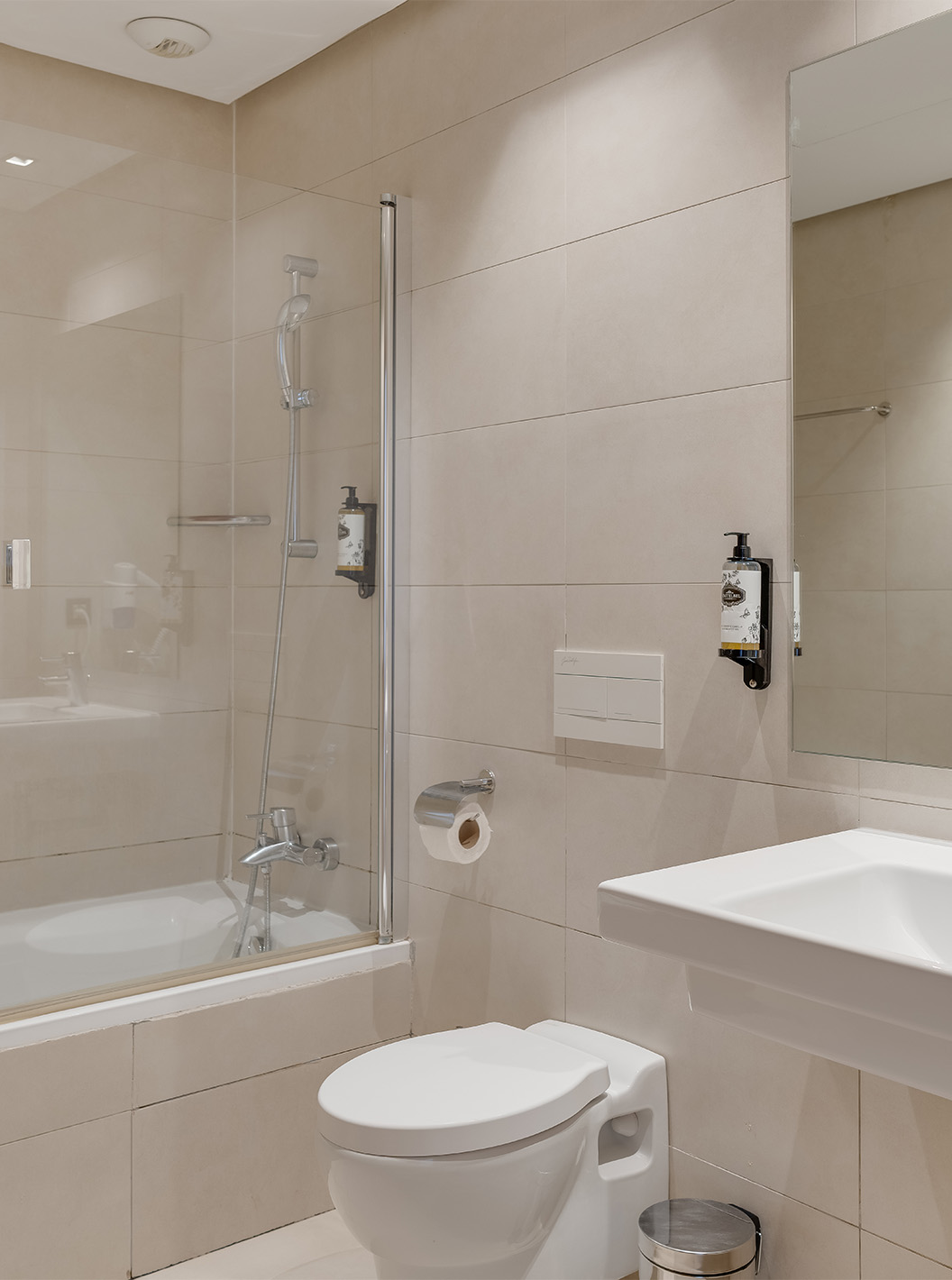 La Suite du Pestana Casablanca a une salle de bain dans des tons neutres avec baignoire, WC et lavabo
