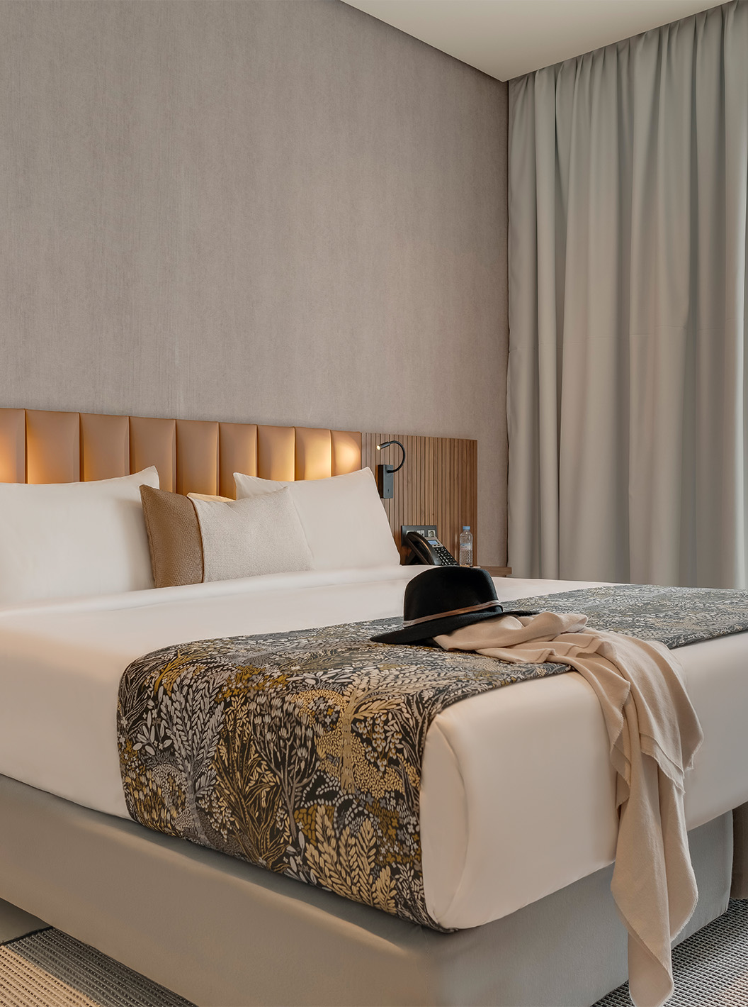 La Suite du Pestana Casablanca a une chambre avec un lit double avec une décoration sobre et moderne