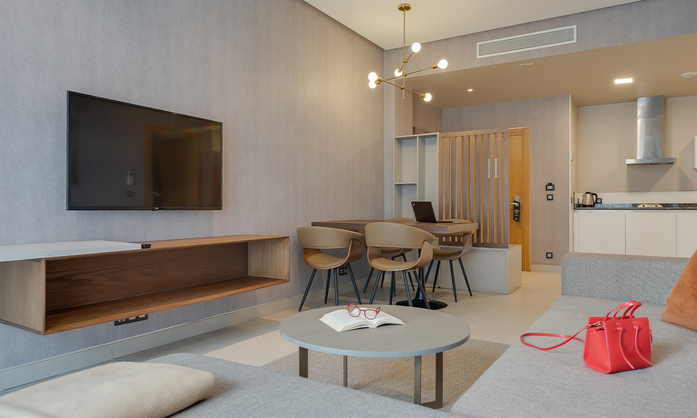 La Suite du Pestana Casablanca a un canapé confortable avec chaise longue, une télévision satellite et une kitchenette