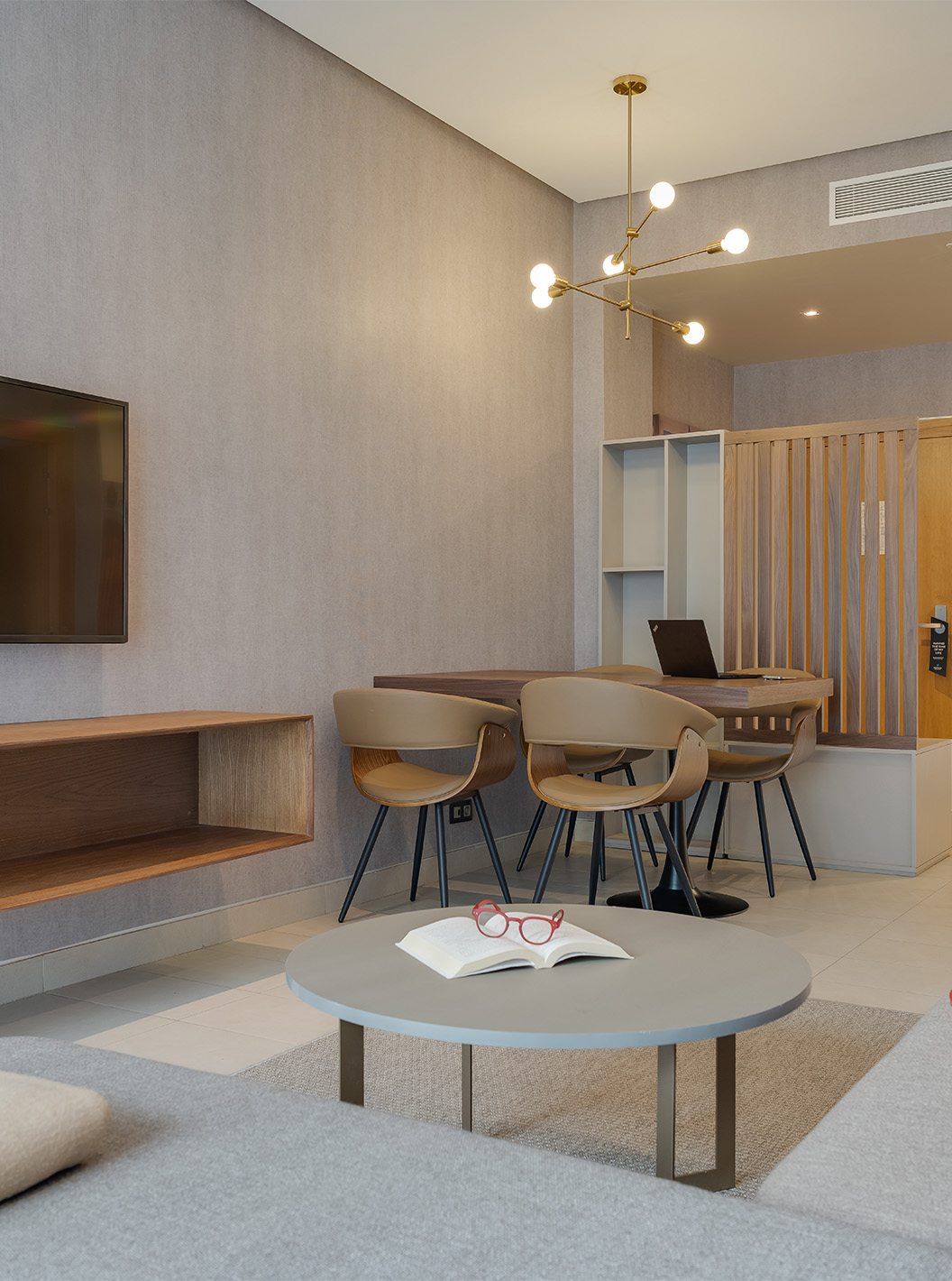 La Suite du Pestana Casablanca a un canapé confortable avec chaise longue, une télévision satellite et une kitchenette