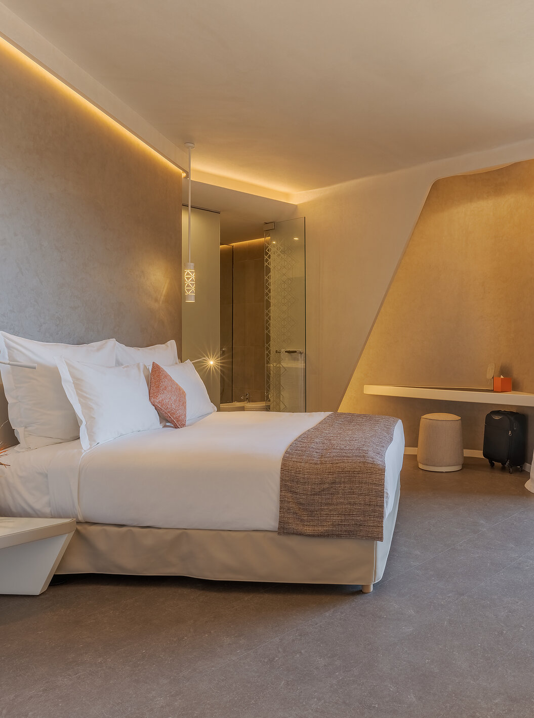 La chambre CR7 Superior Avenue du Pestana CR7 Marrakech a une chambre avec décoration moderne, lumières au mur