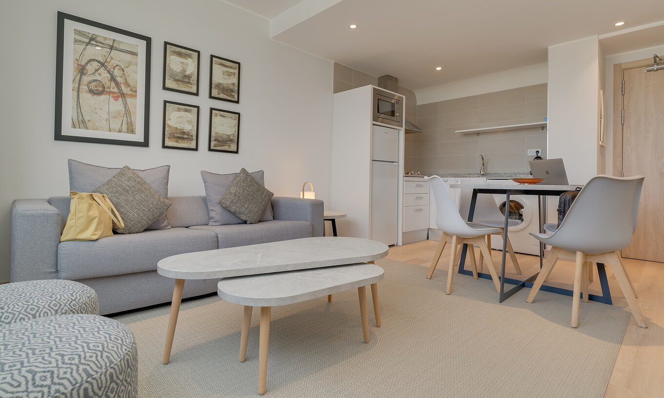 La suite familiale du Pestana Tanger City Center a un salon avec canapé et une kitchenette avec table à manger