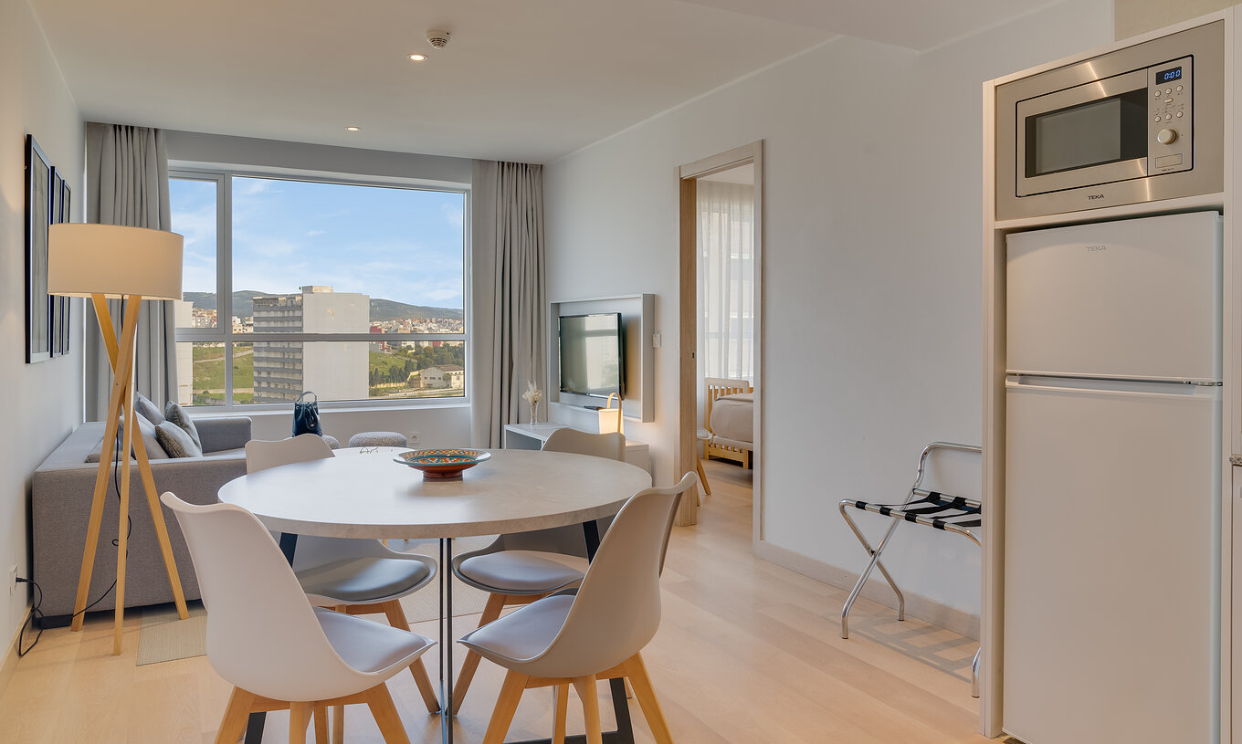 La suite du Pestana Tanger City Center a une cuisine avec réfrigérateur, micro-ondes et une table pour repas