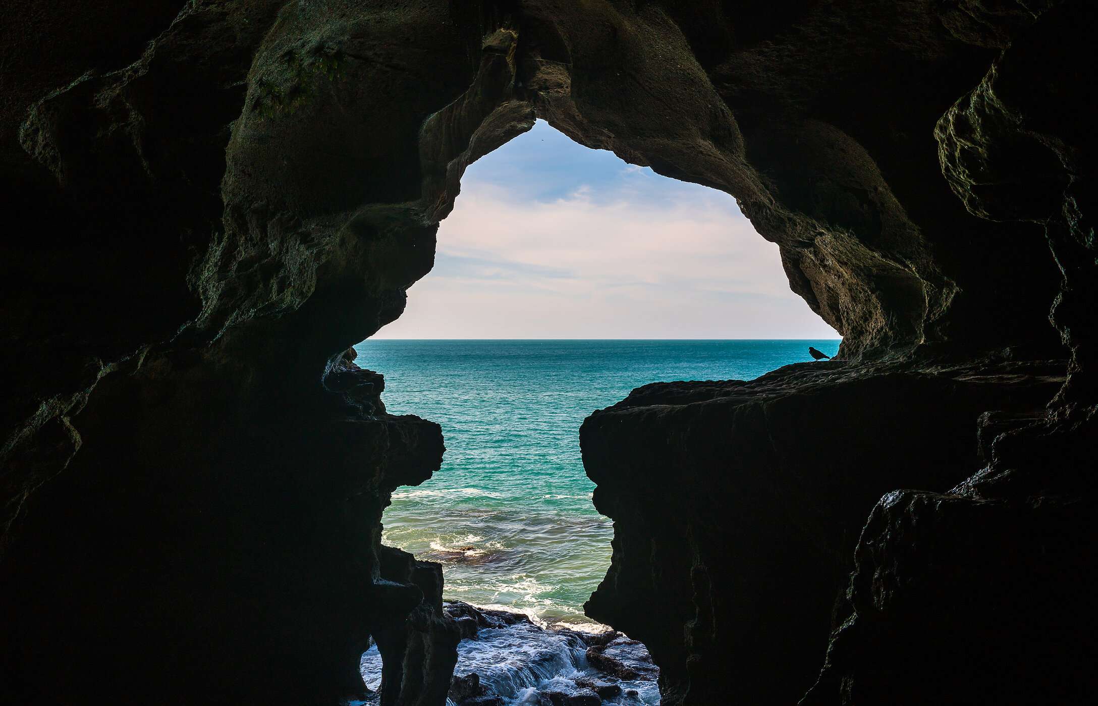 Les grottes d'Hercule sont situées sous le Cap Spartel, au bord de la mer