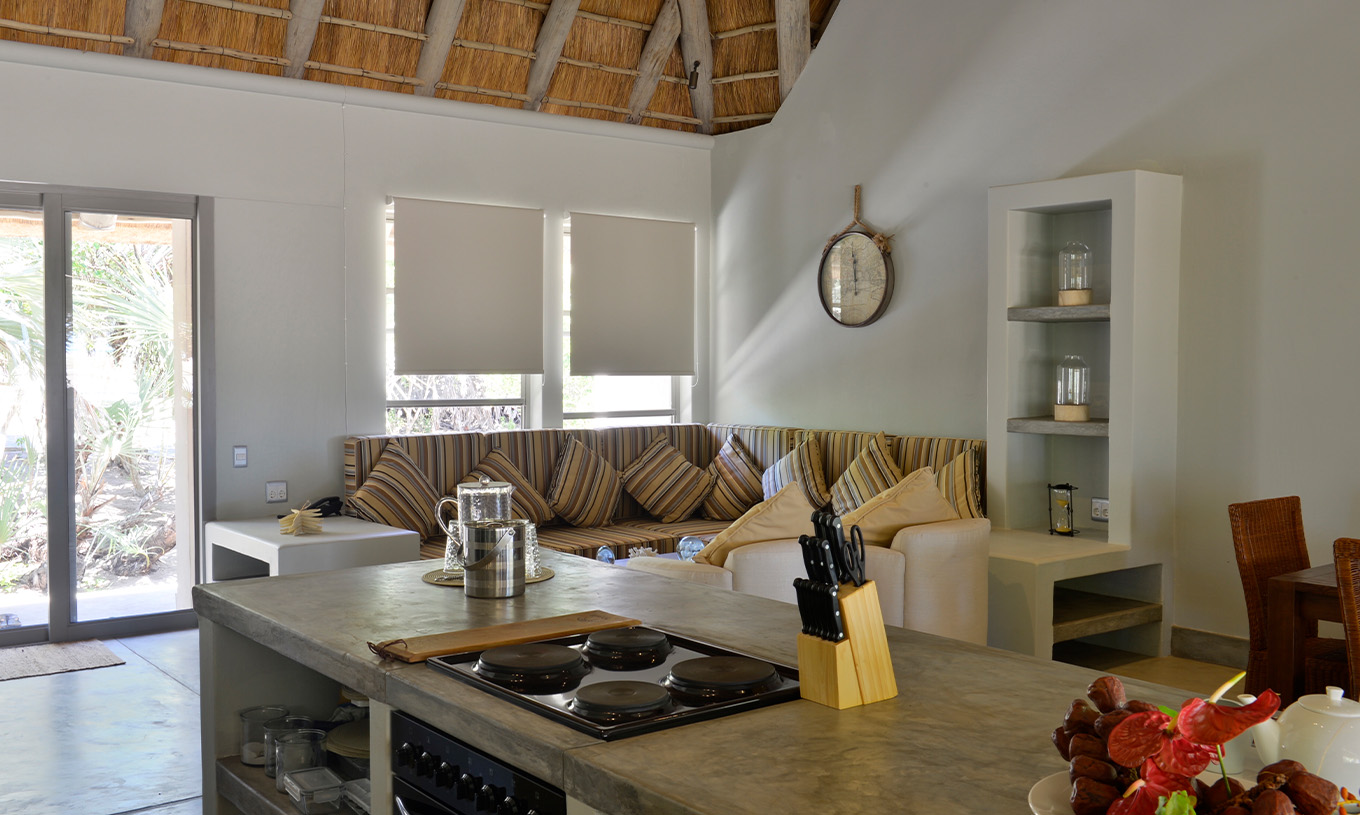 Les Villas T2 du Pestana Bazaruto Lodge ont un salon avec canapés et table à manger et cuisine ouverte