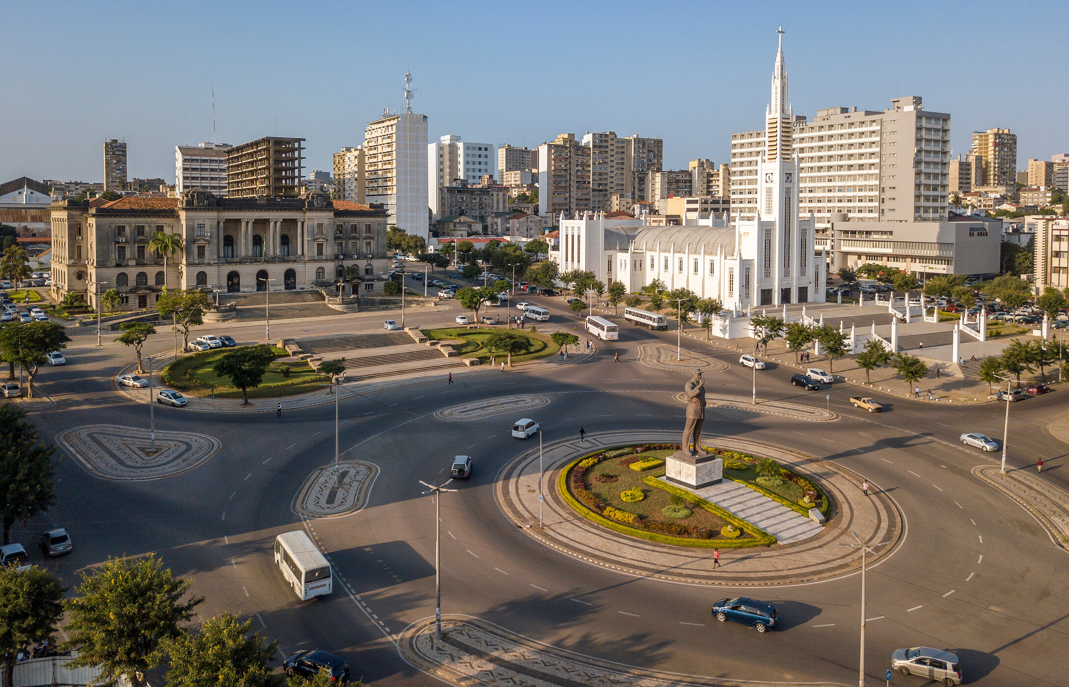 Vue aérienne de la Place de l'Indépendance, au centre de Maputo, avec plusieurs voitures et bus