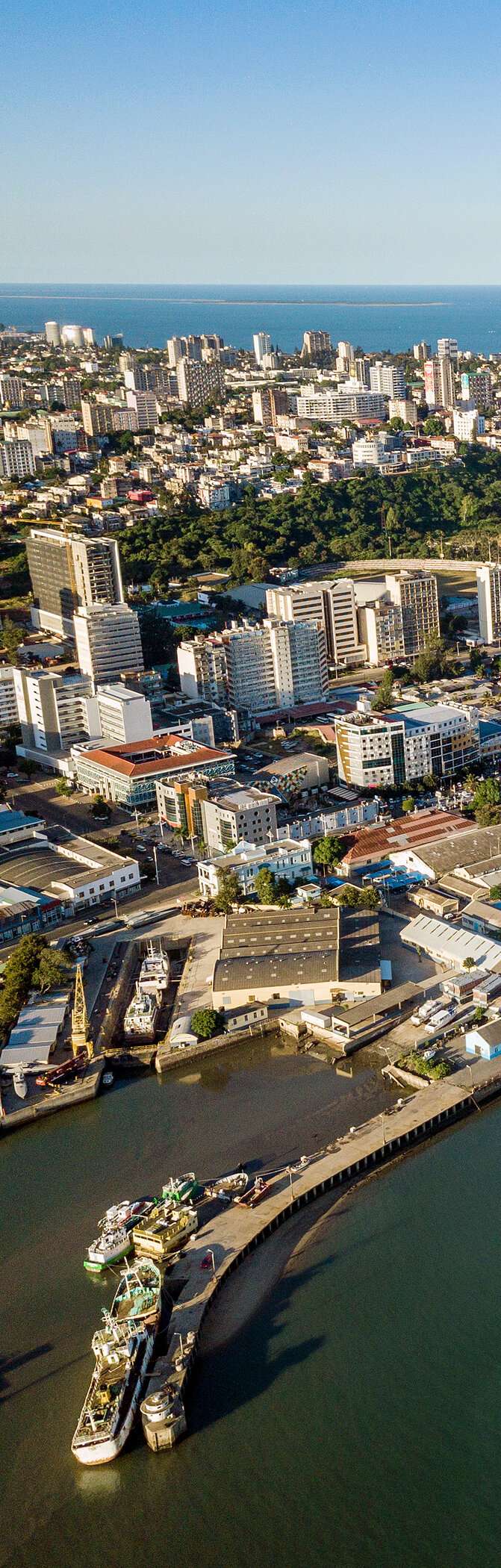 Découvrez l'offre d'hôtels du Pestana à Maputo, une ville côtière avec des bâtiments et des espaces verts