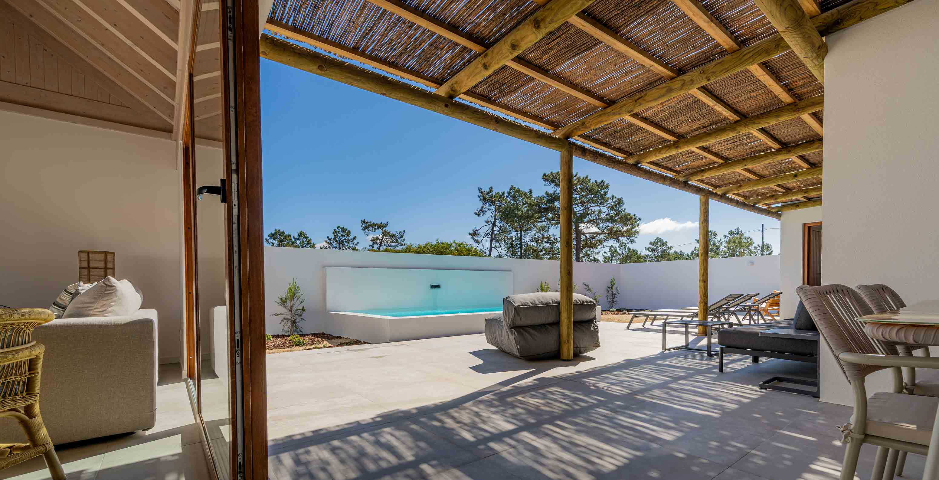 La Premium Villa du Pestana Comporta Village Residences dispose d'un patio avec piscine et couverture en bois