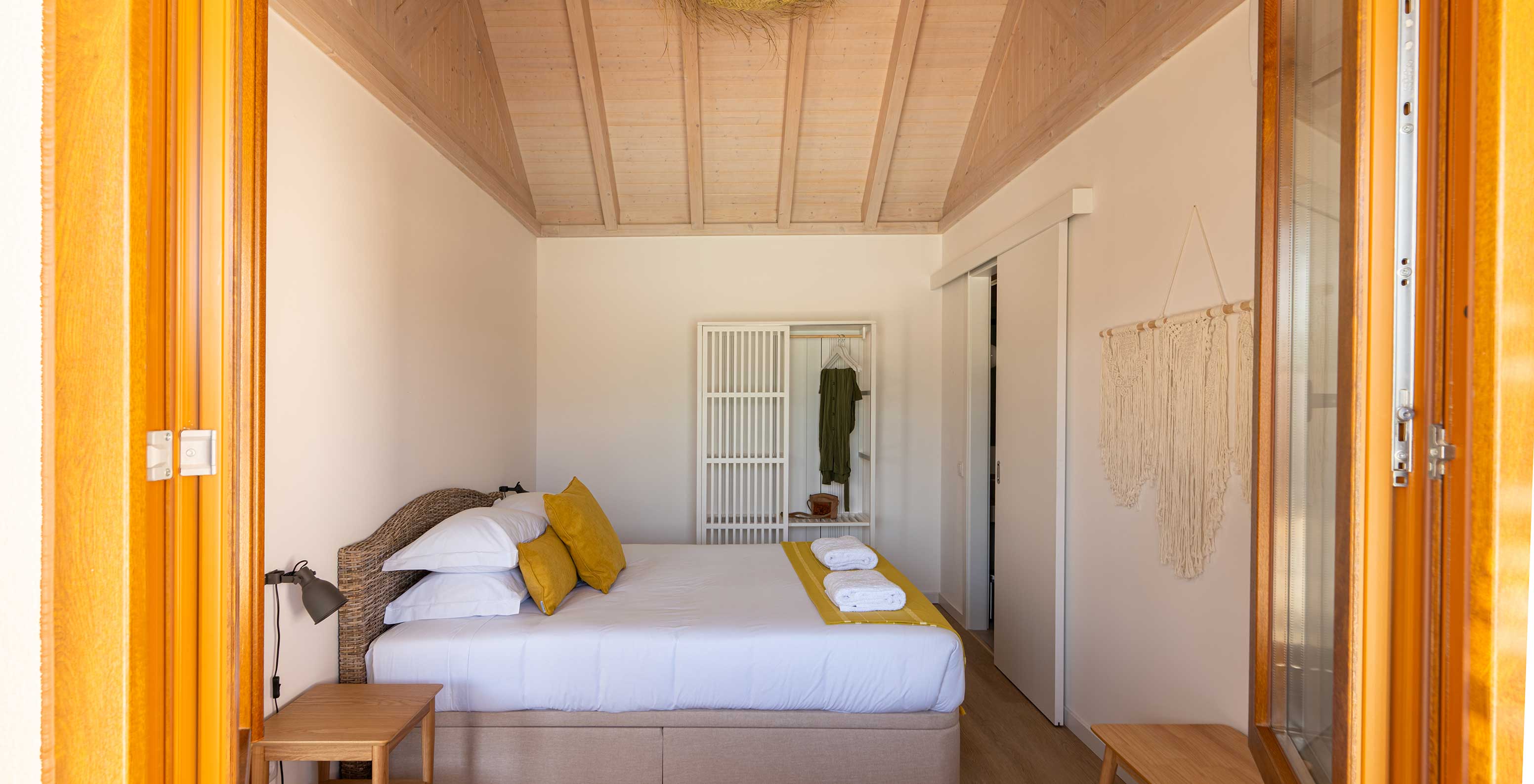 La Premium Villa du Pestana Comporta Village Residences dispose d'une chambre avec lit double, coussins et armoire blanche