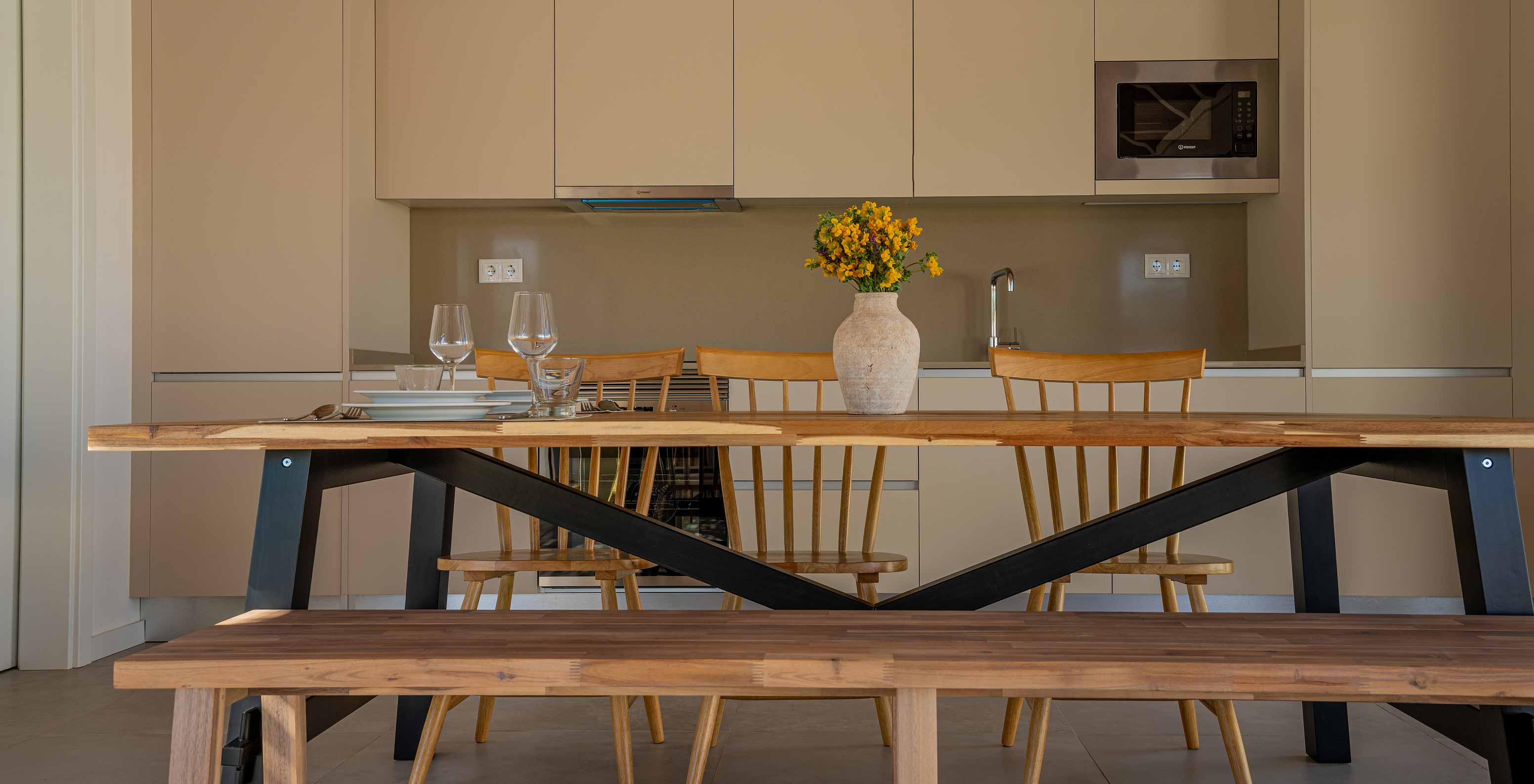 La Premium Villa du Pestana Comporta Village Residences dispose d'une cuisine moderne avec une table en bois et un four
