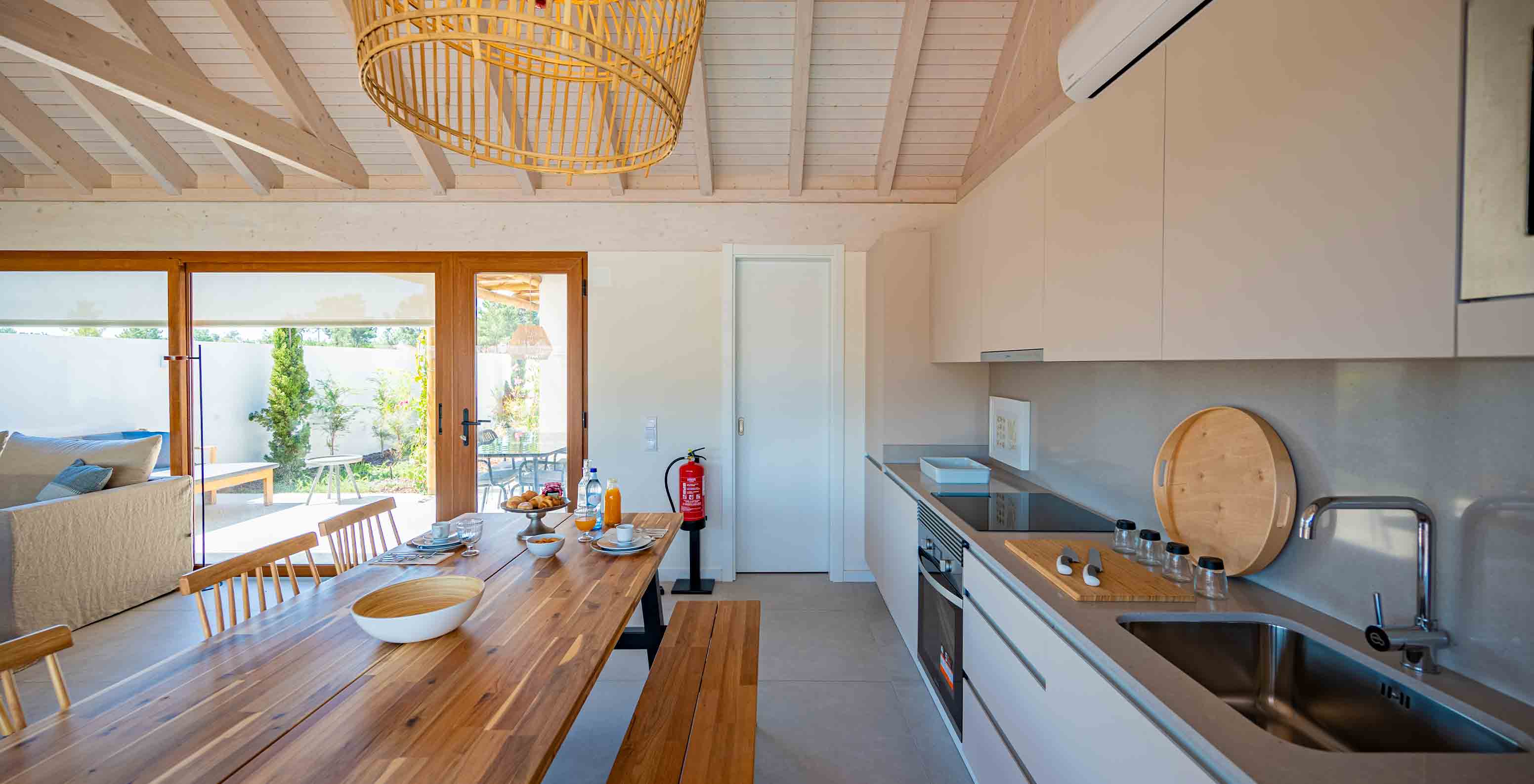 La Standard Villa du Pestana Comporta Village Residences dispose d'une cuisine moderne avec une table en bois et un four