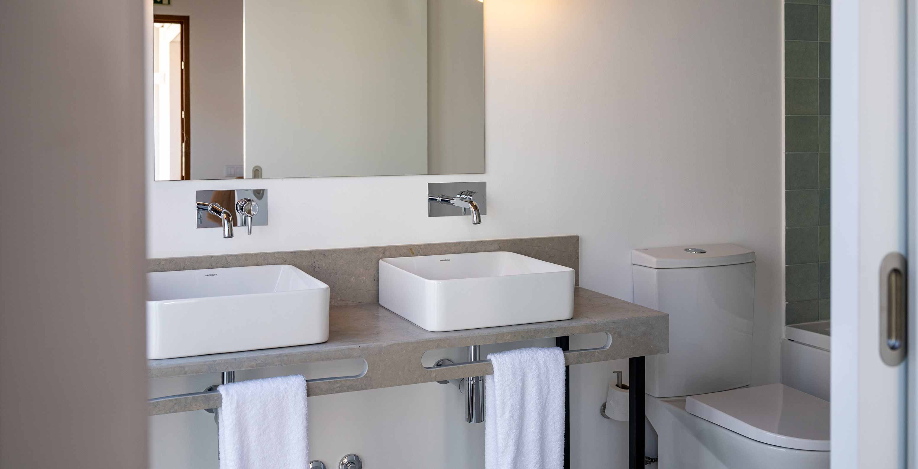 La Superior Green Villa du Pestana Comporta Village Residences dispose d'une salle de bain avec deux lavabos et un miroir