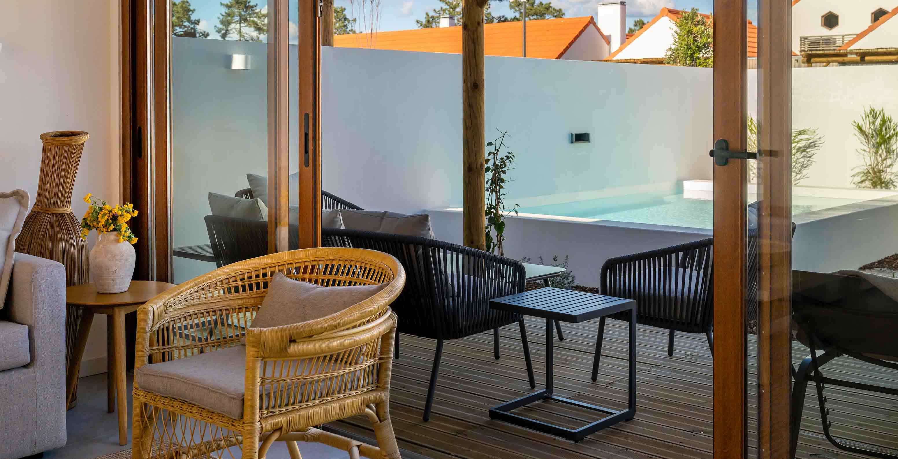 La Superior Villa du Pestana Comporta Village Residences dispose d'une terrasse avec piscine, chaises et table en plein air