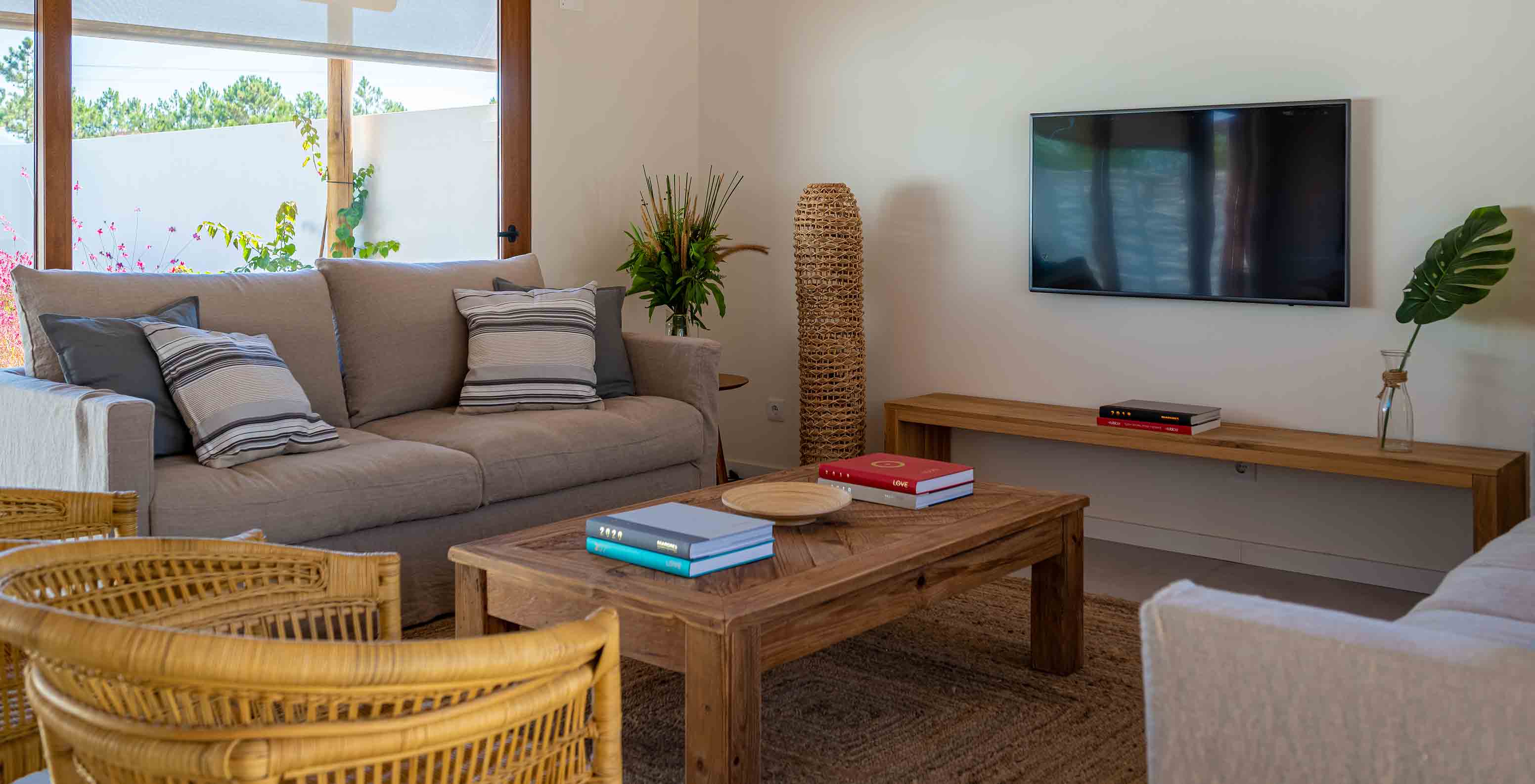 La Standard Villa du Pestana Comporta Village Residences dispose d'un salon avec canapé et TV murale