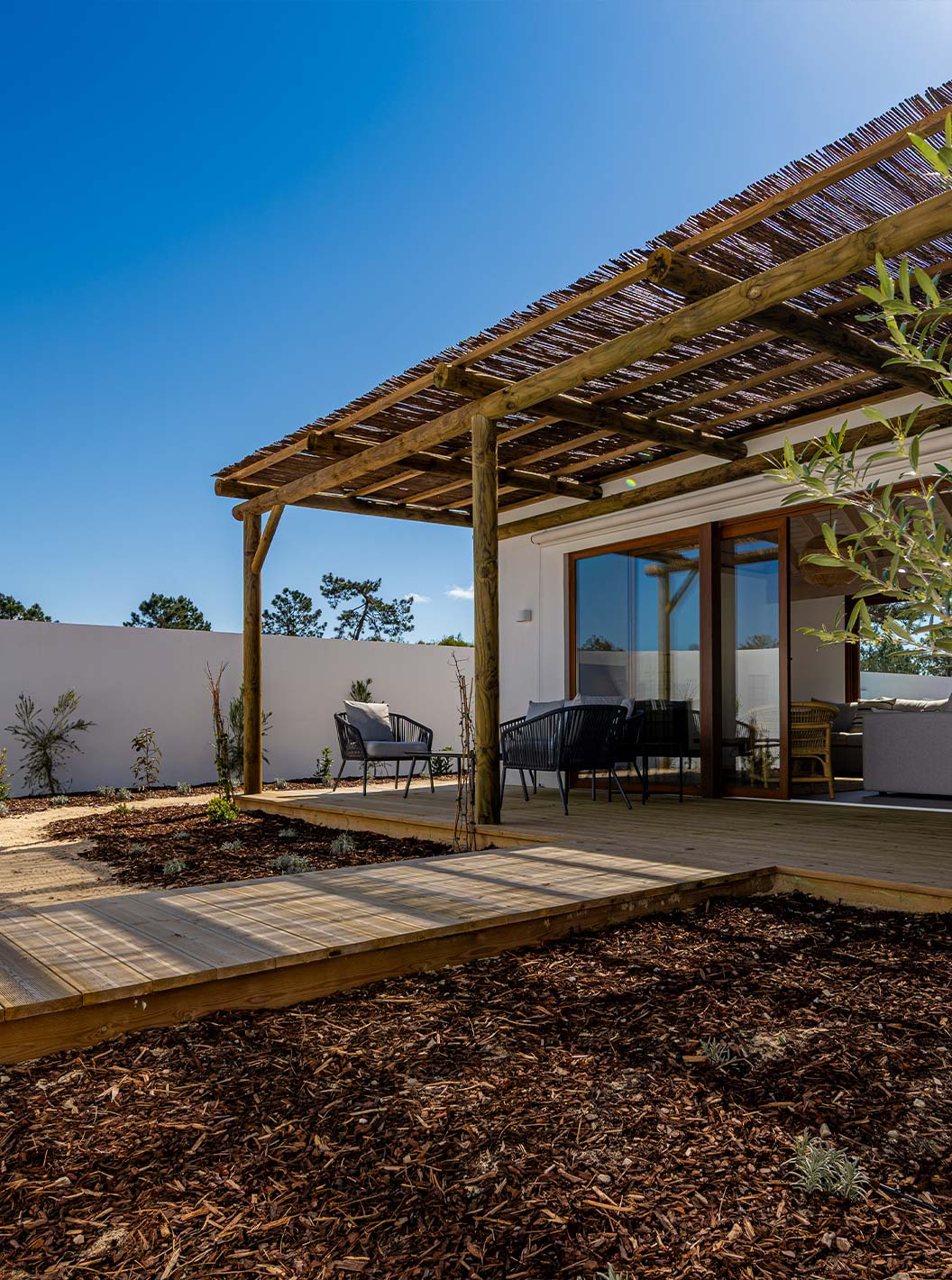 La Premium Green Villa du Pestana Comporta Village Residences dispose d'un patio avec deck en bois et pergola ombragée