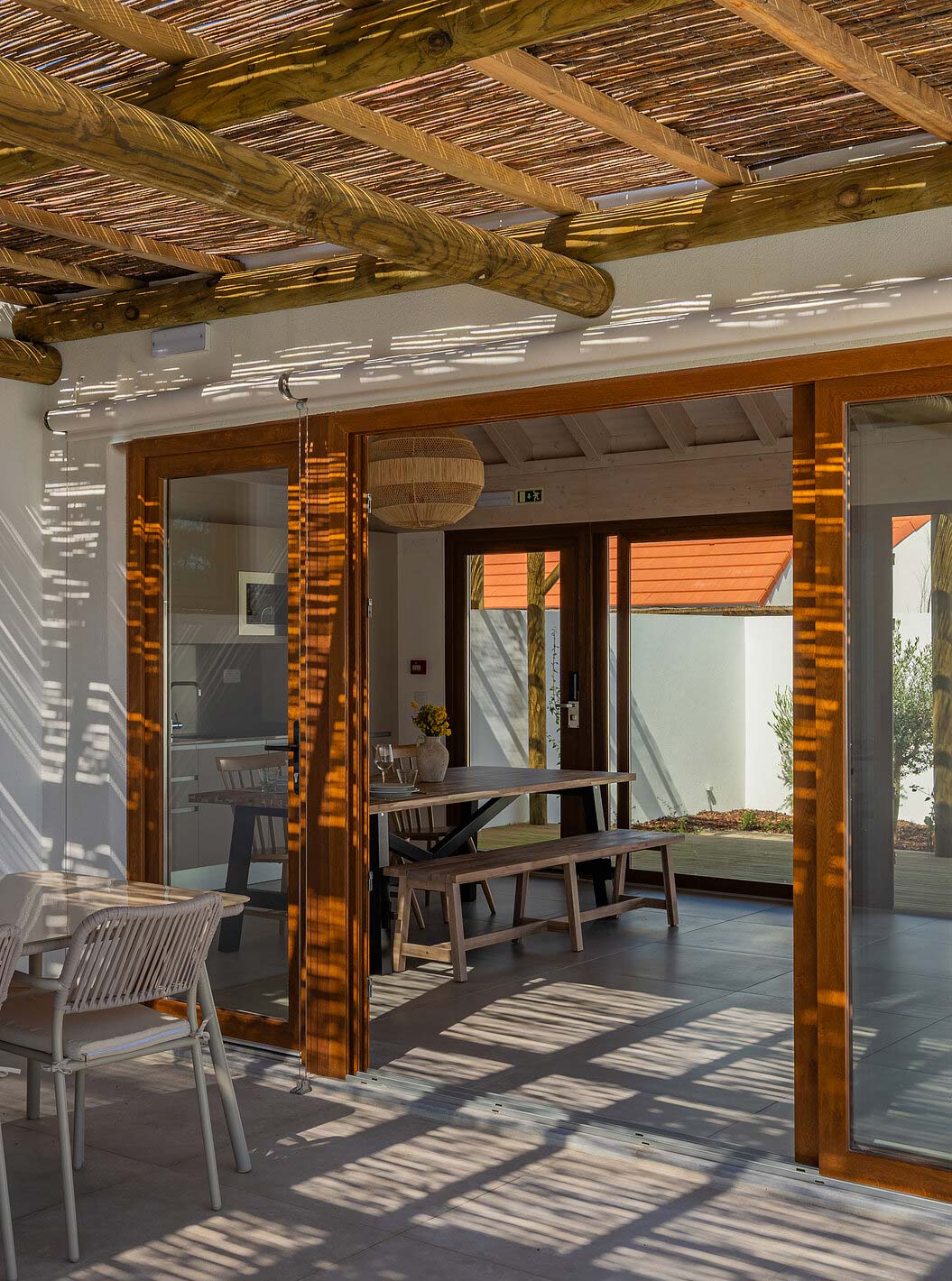 La Premium Green Villa du Pestana Comporta Village Residences dispose d'un patio avec une table donnant accès à l'intérieur